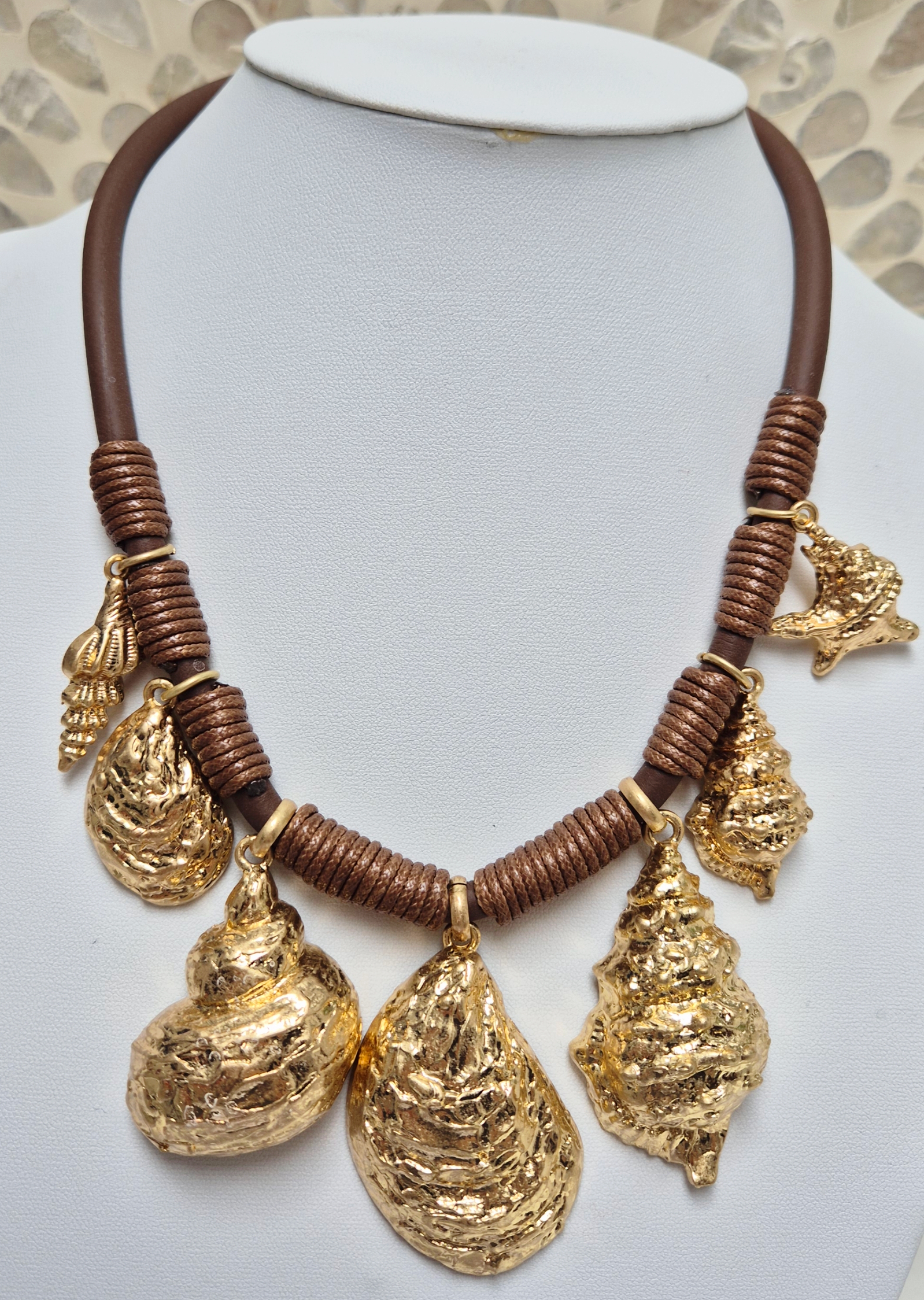 Colar de conchas prateadas