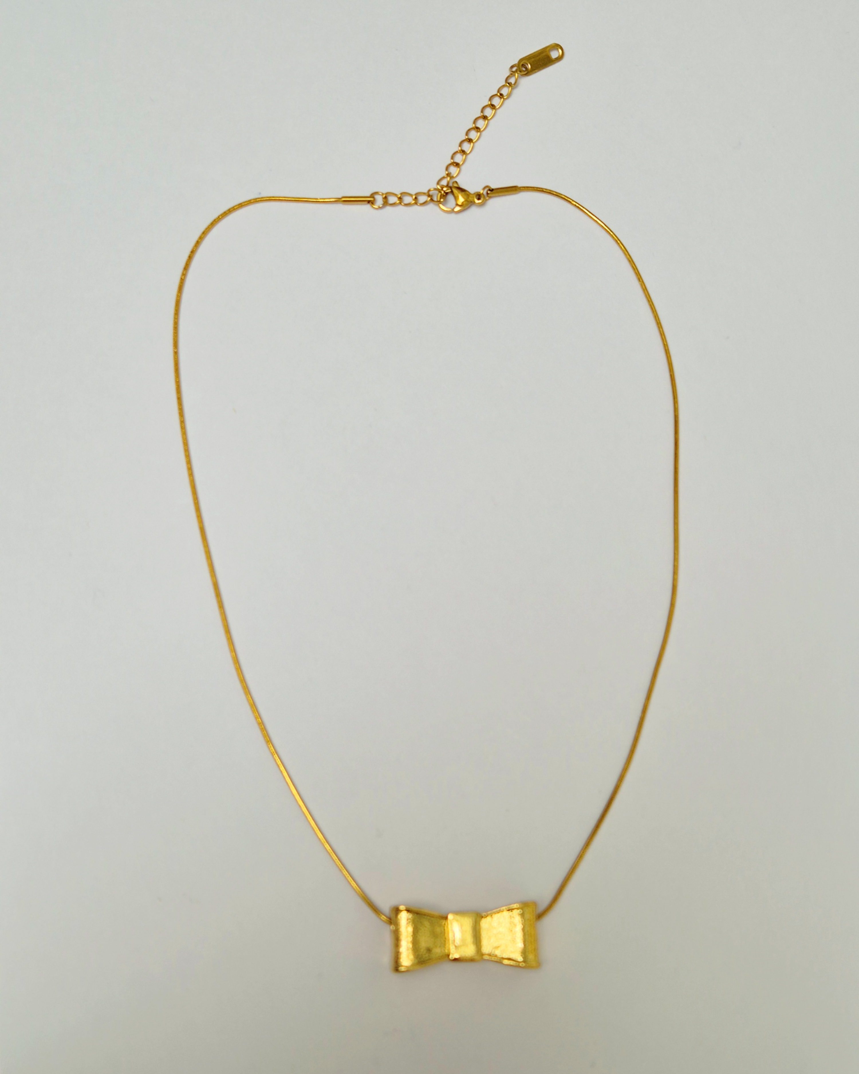 Colar com pingente de laço