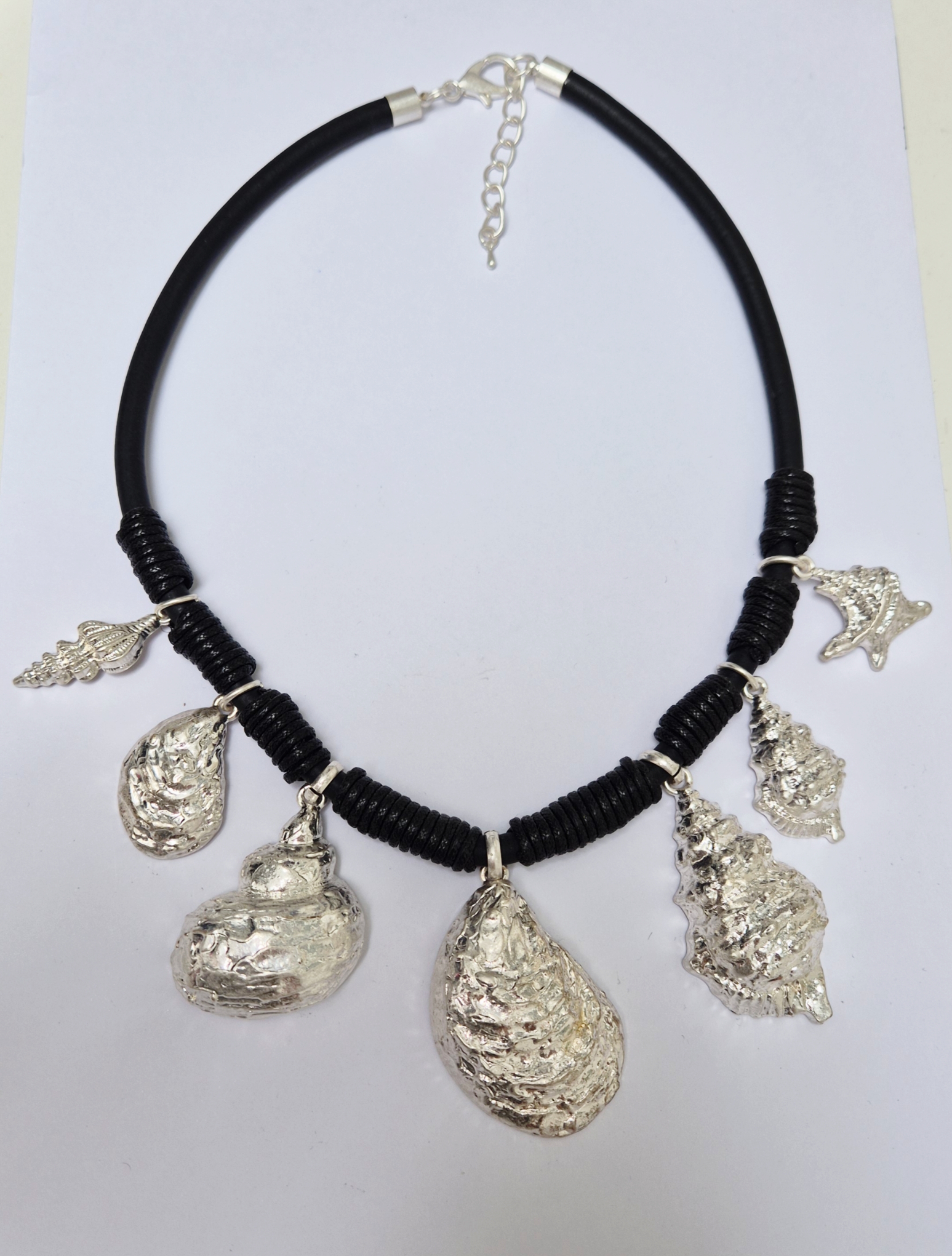 Colar de conchas prateadas