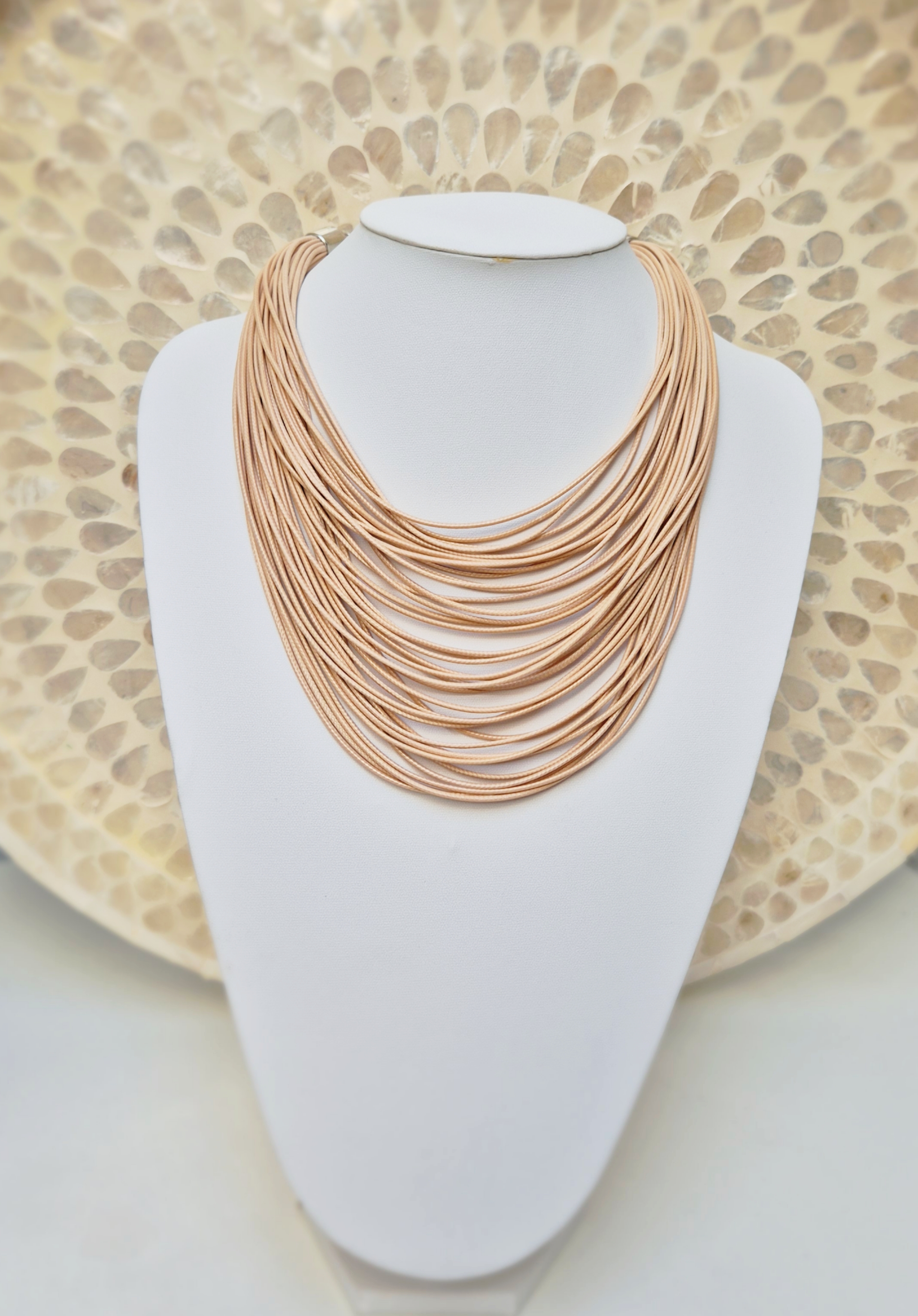 Colar de fios múltiplos