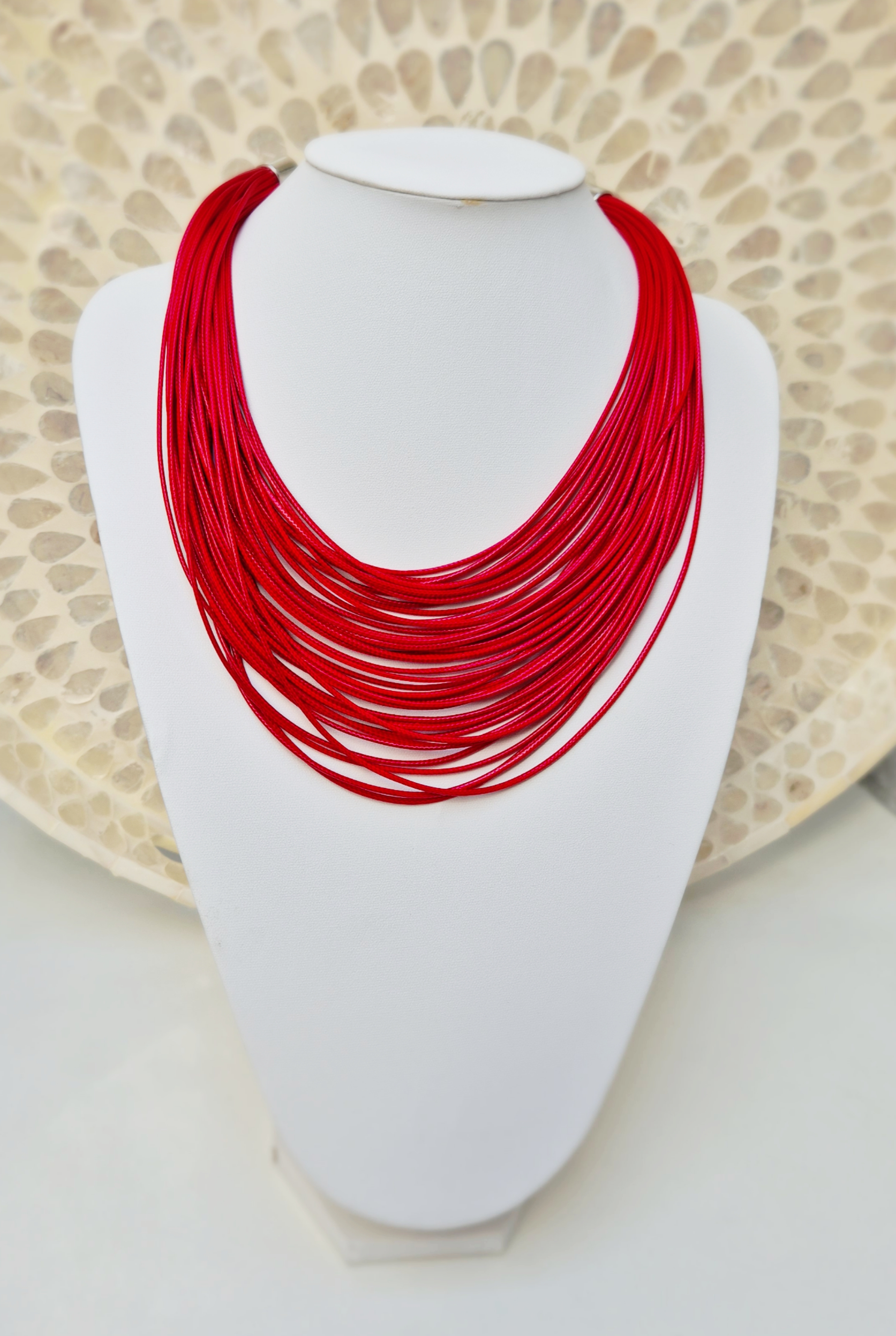 Colar de fios múltiplos