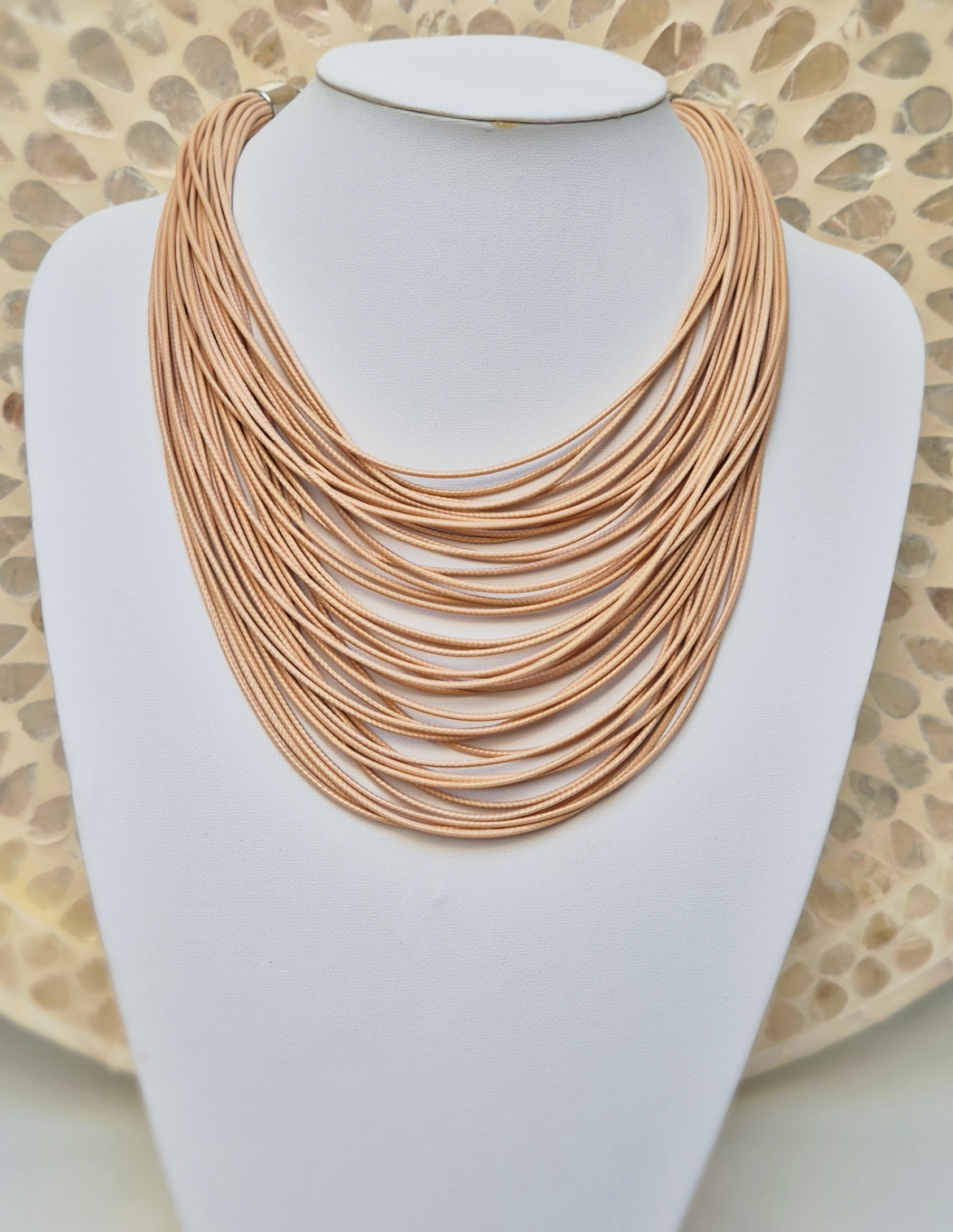 Colar de fios múltiplos