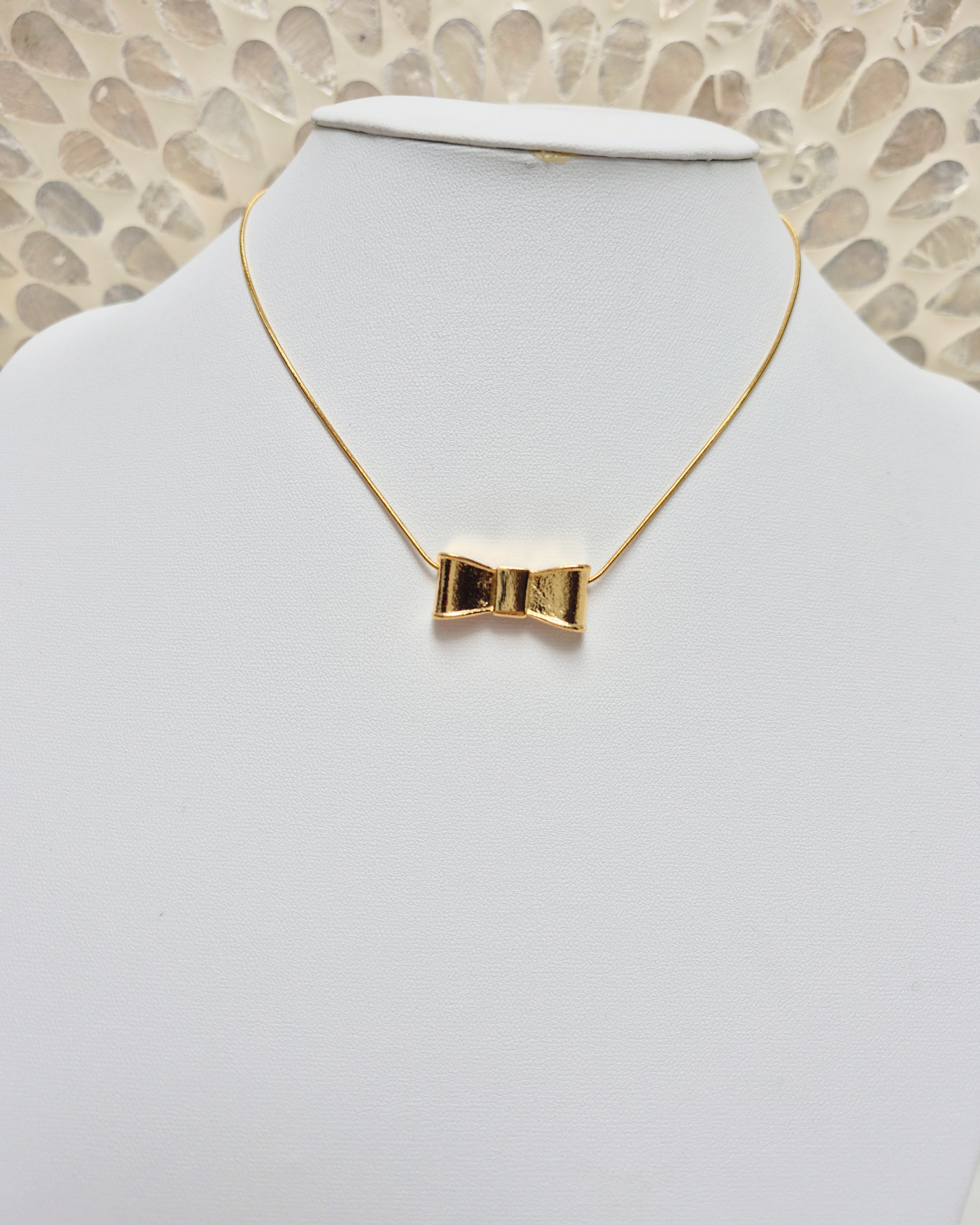 Colar com pingente de laço