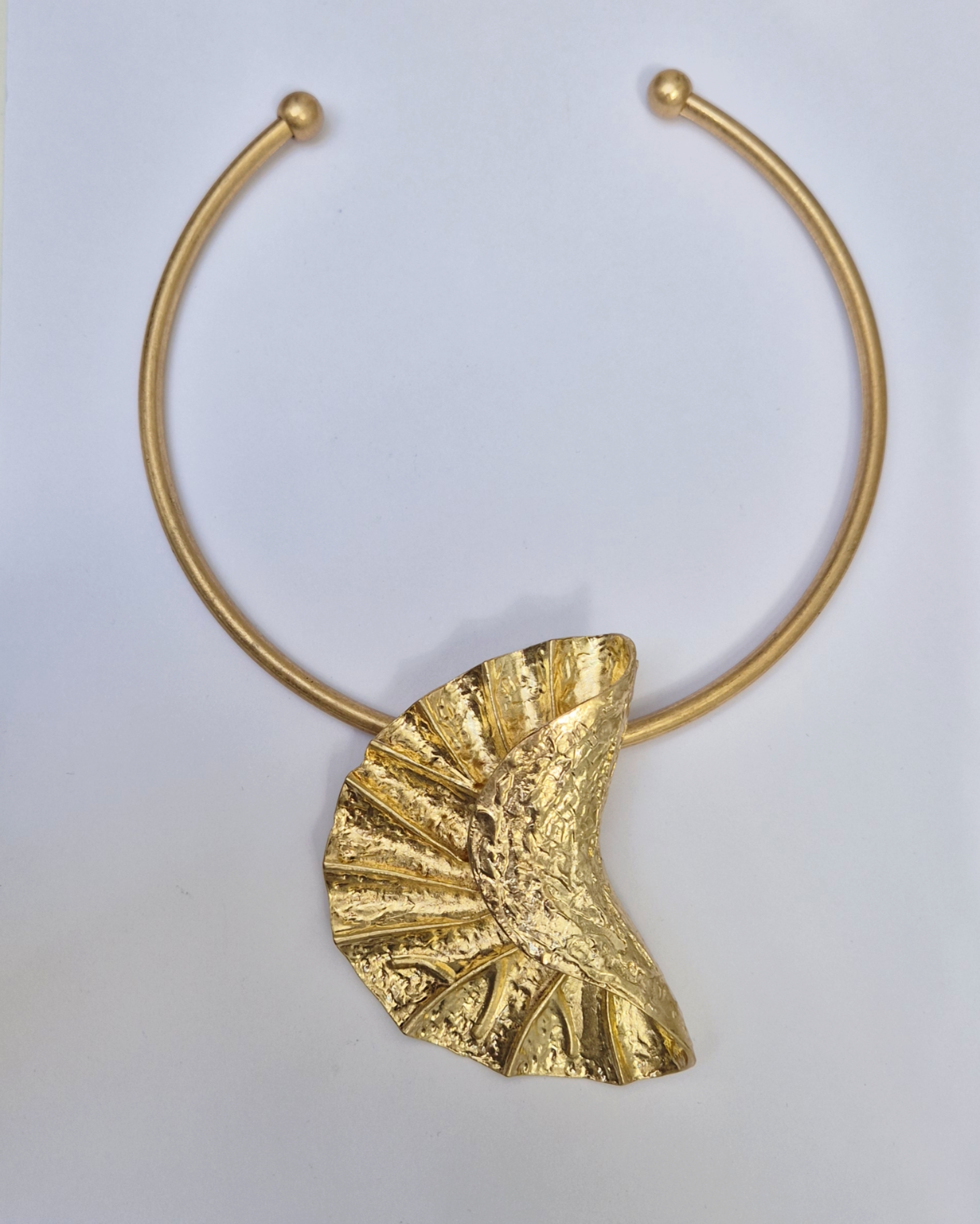 Colar com pingente artístico