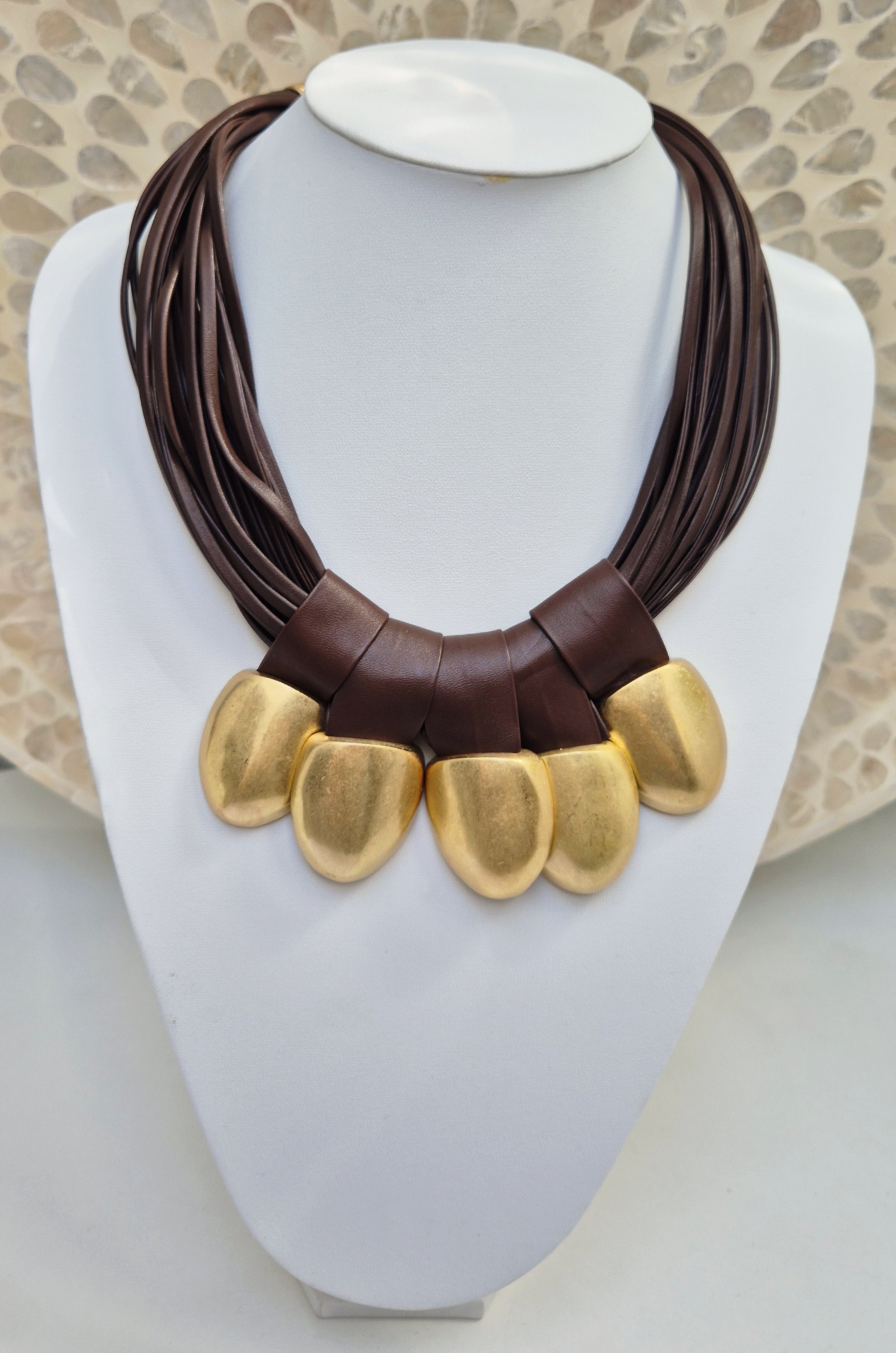 Colar moderno com pingentes 