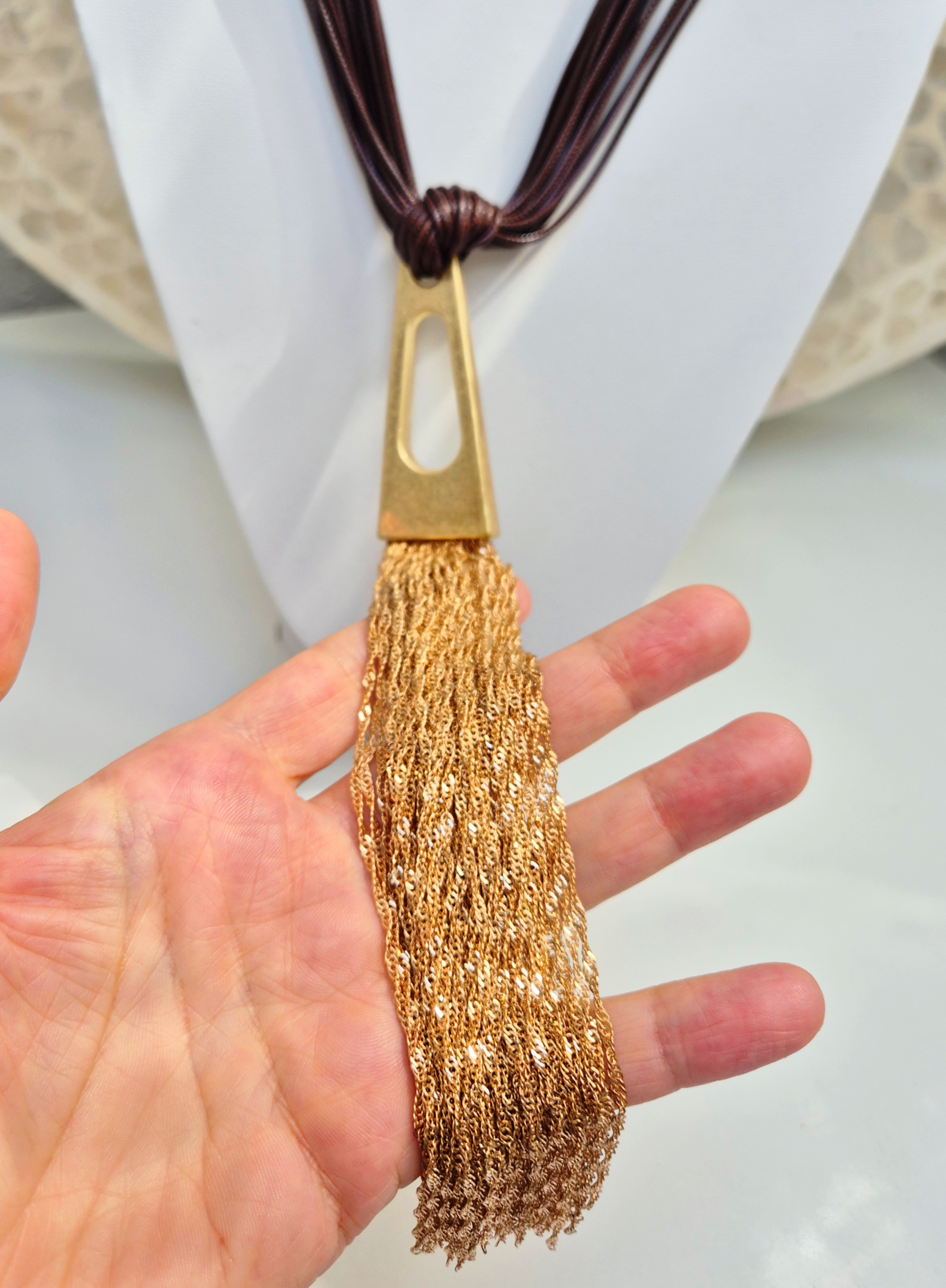 Colar artesanal com pingente dourado