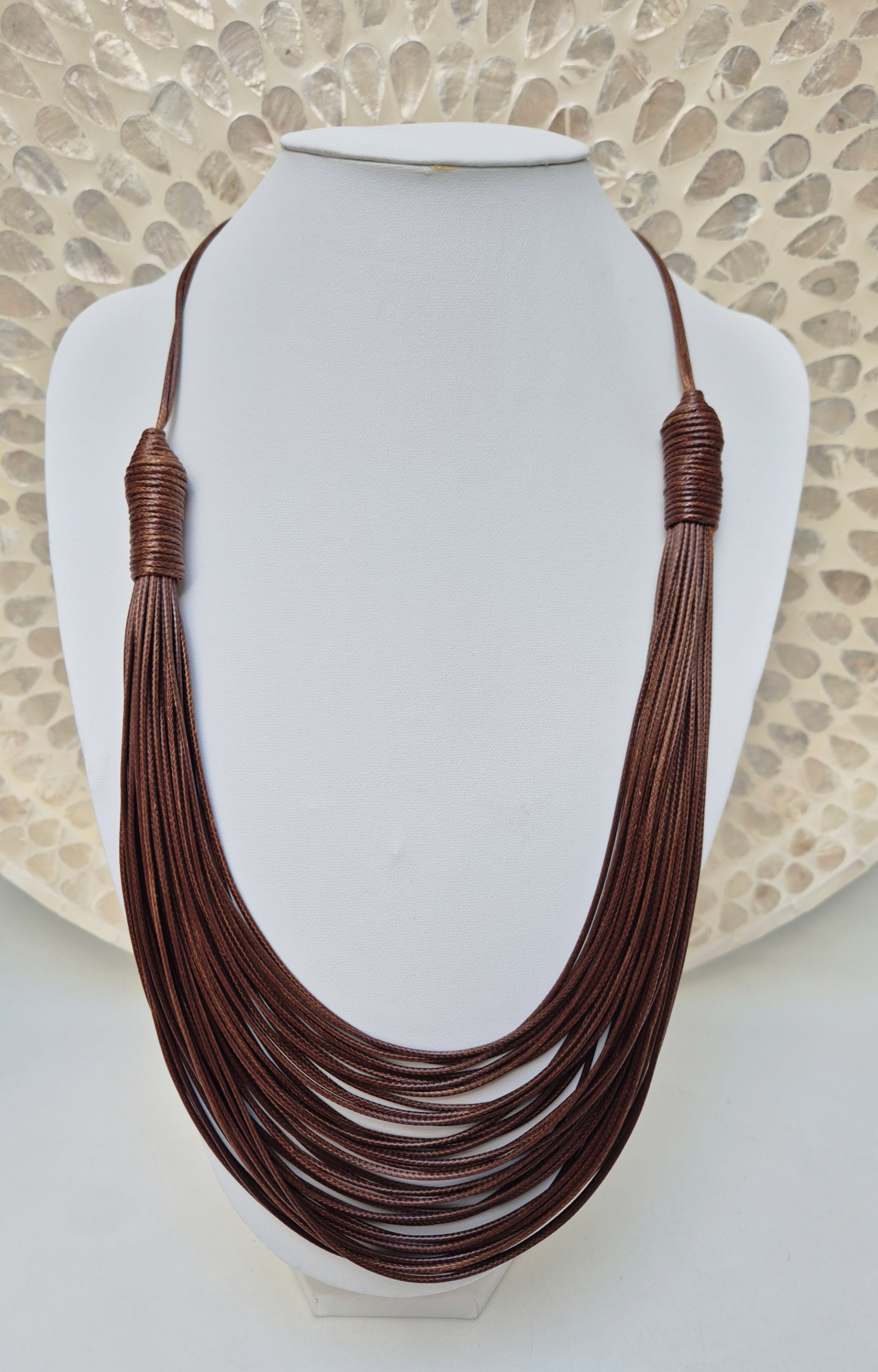 Colar de fios múltiplos