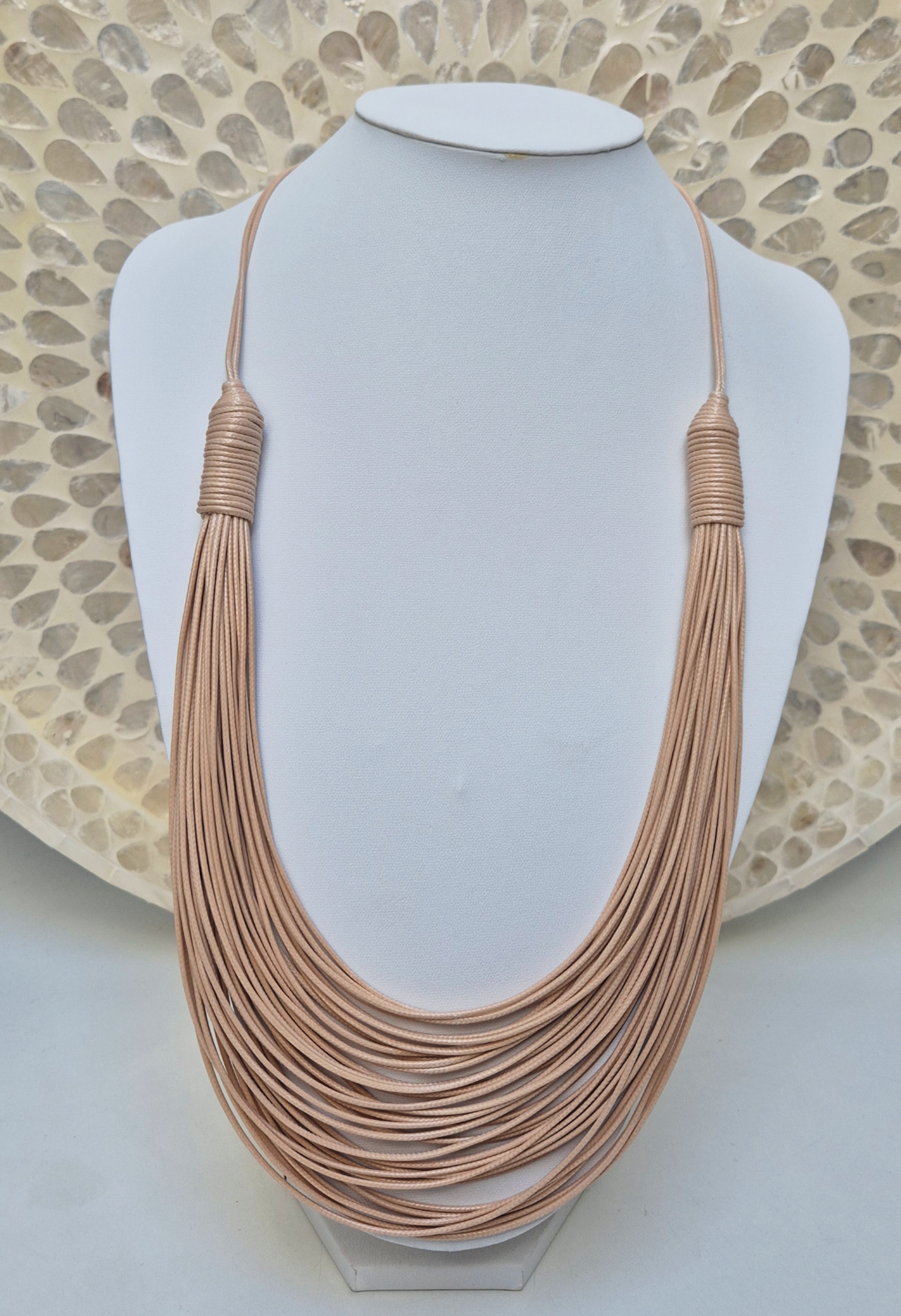 Colar de fios múltiplos