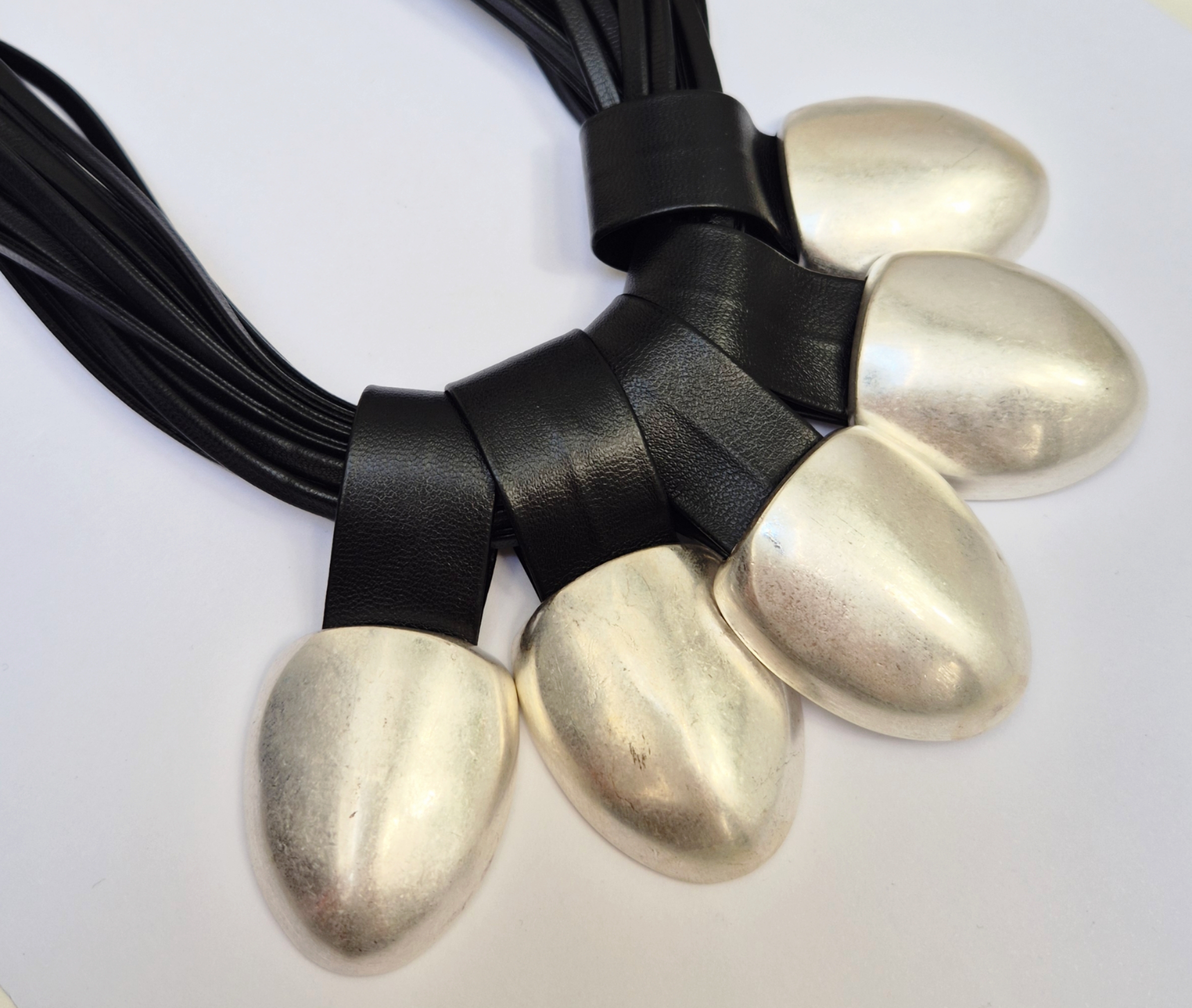 Colar moderno com pingentes 