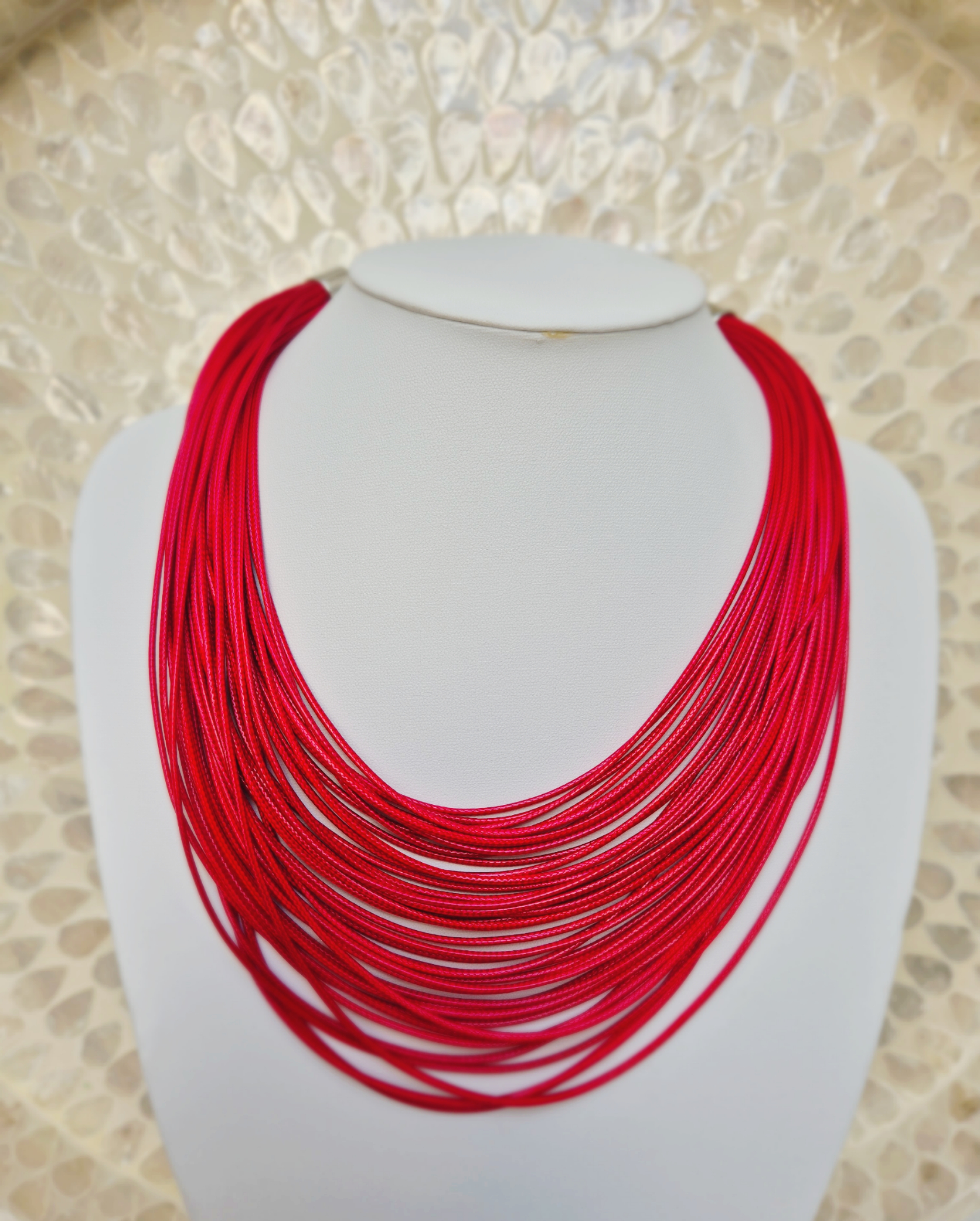 Colar de fios múltiplos