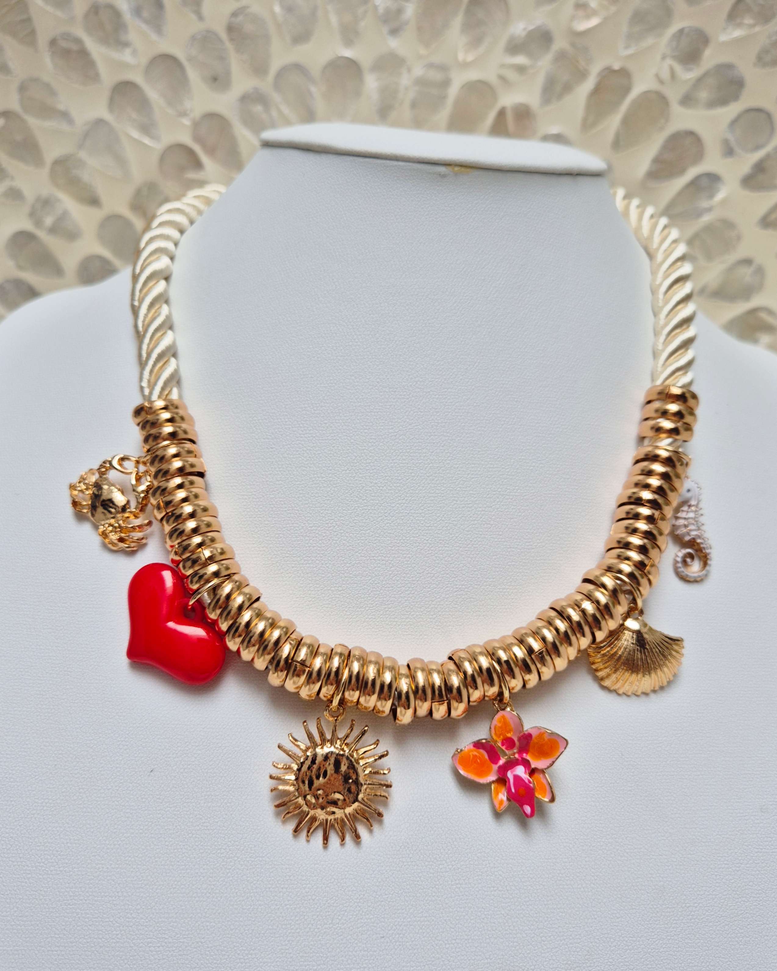 Colar de Charms Dourados