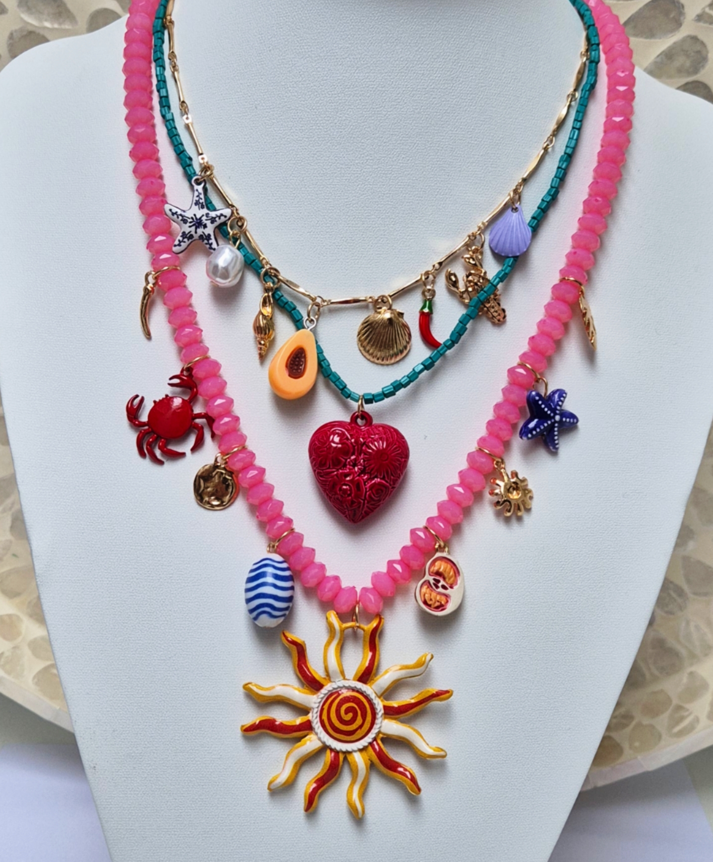 Colar de miçangas e pingentes coloridos