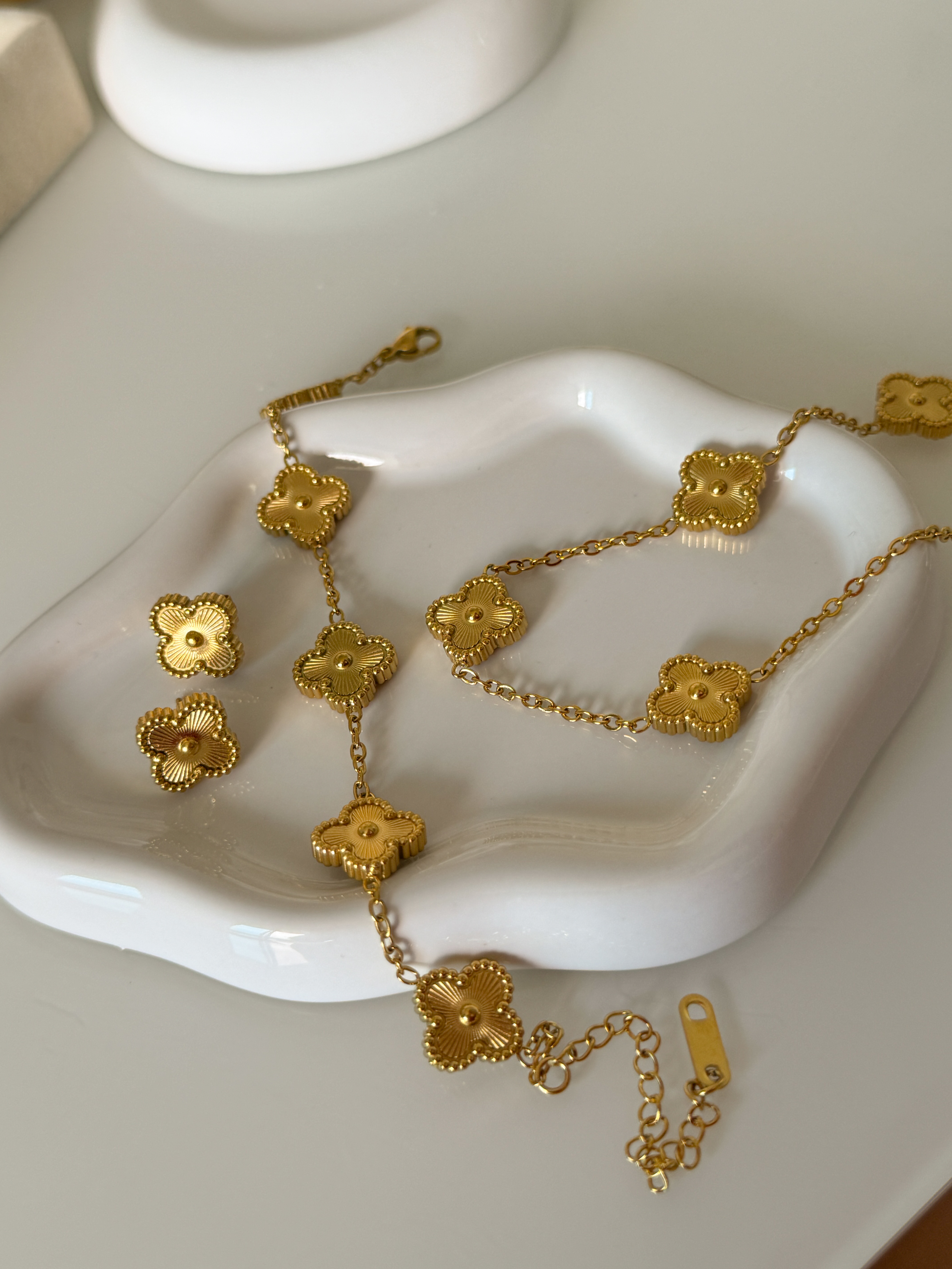 Conjunto de joyas doradas estilo flor