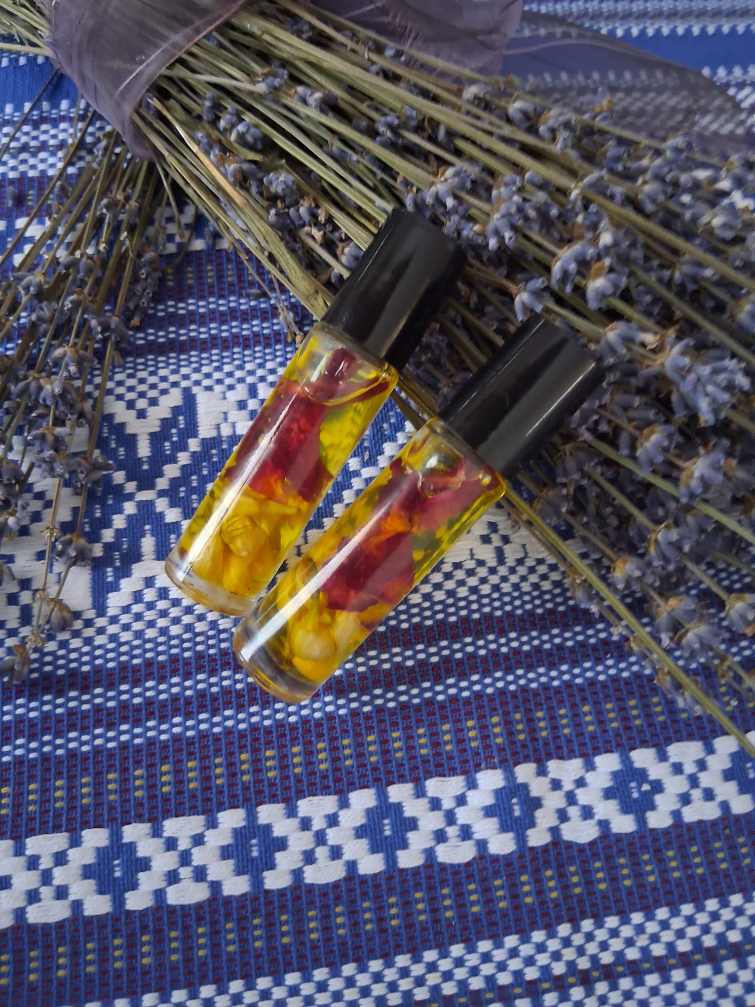 Roll-on cu ulei esențial și flori