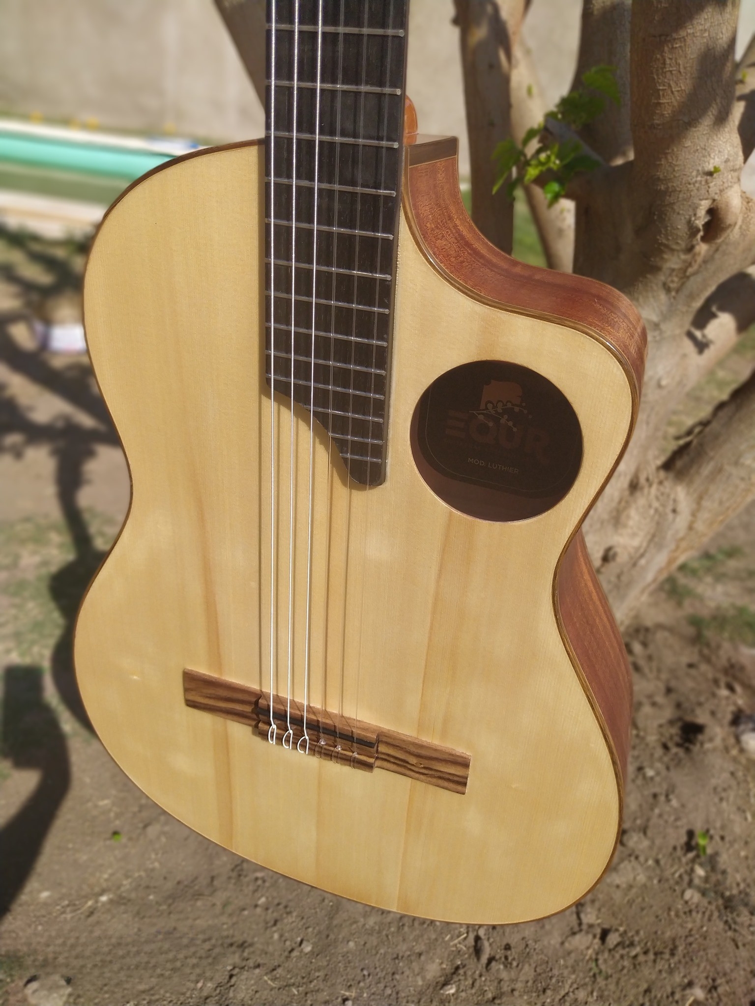 Guitarra Artesanal Modelo Rotem – Caoba y Abeto | Diseño de Boca Lateral