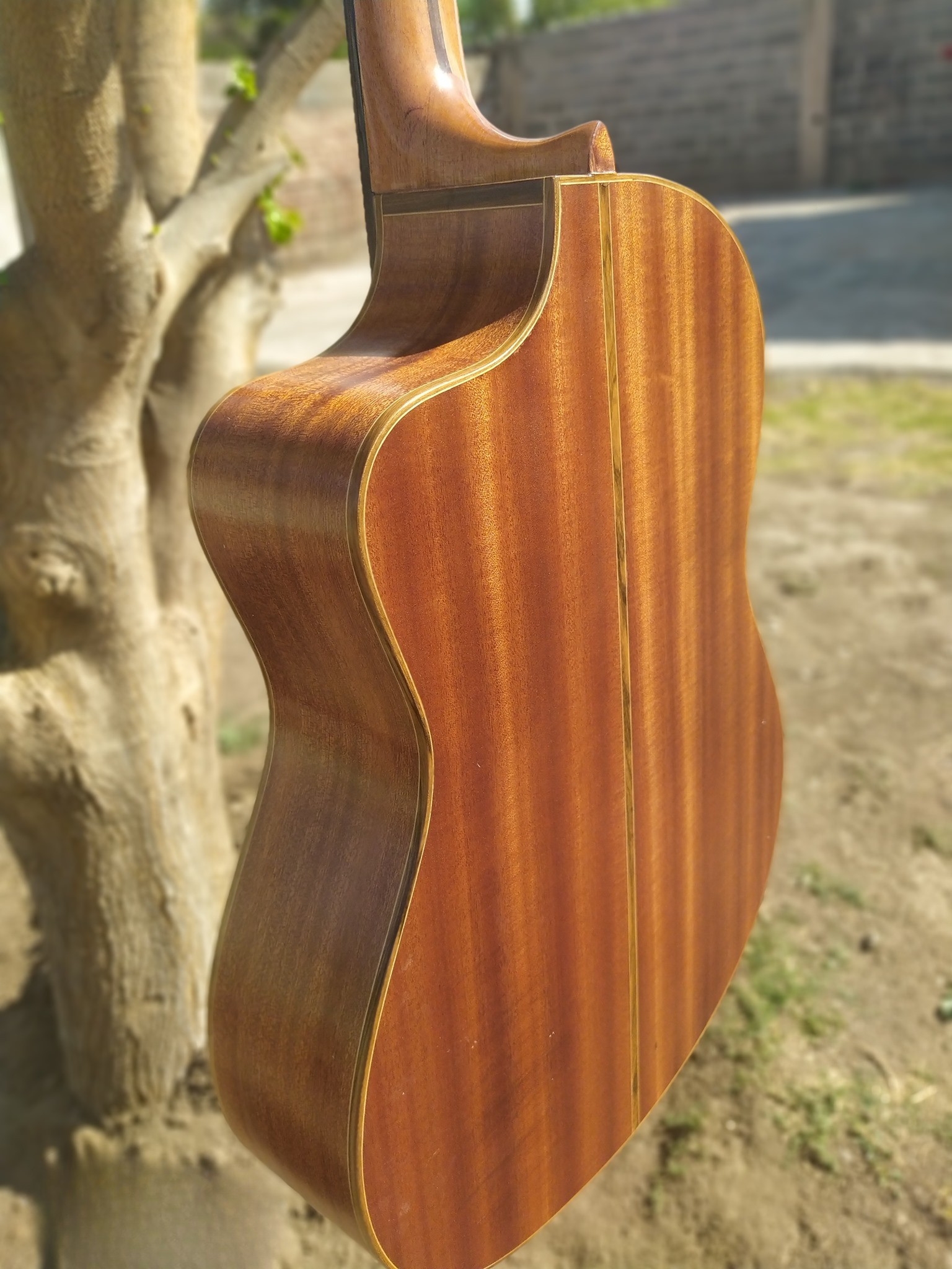Guitarra Artesanal Modelo Rotem – Caoba y Abeto | Diseño de Boca Lateral