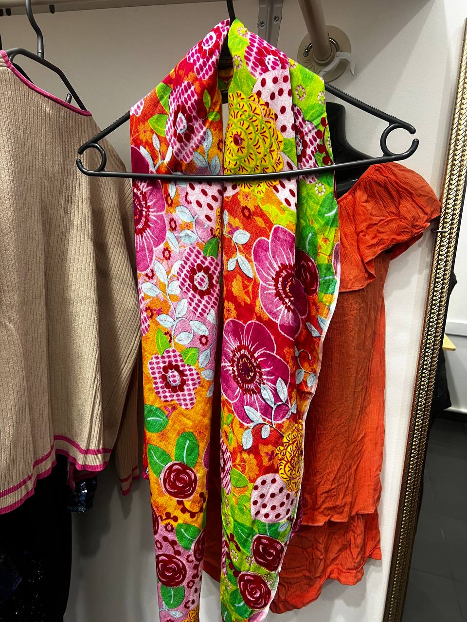 Écharpe colorée à motifs floraux