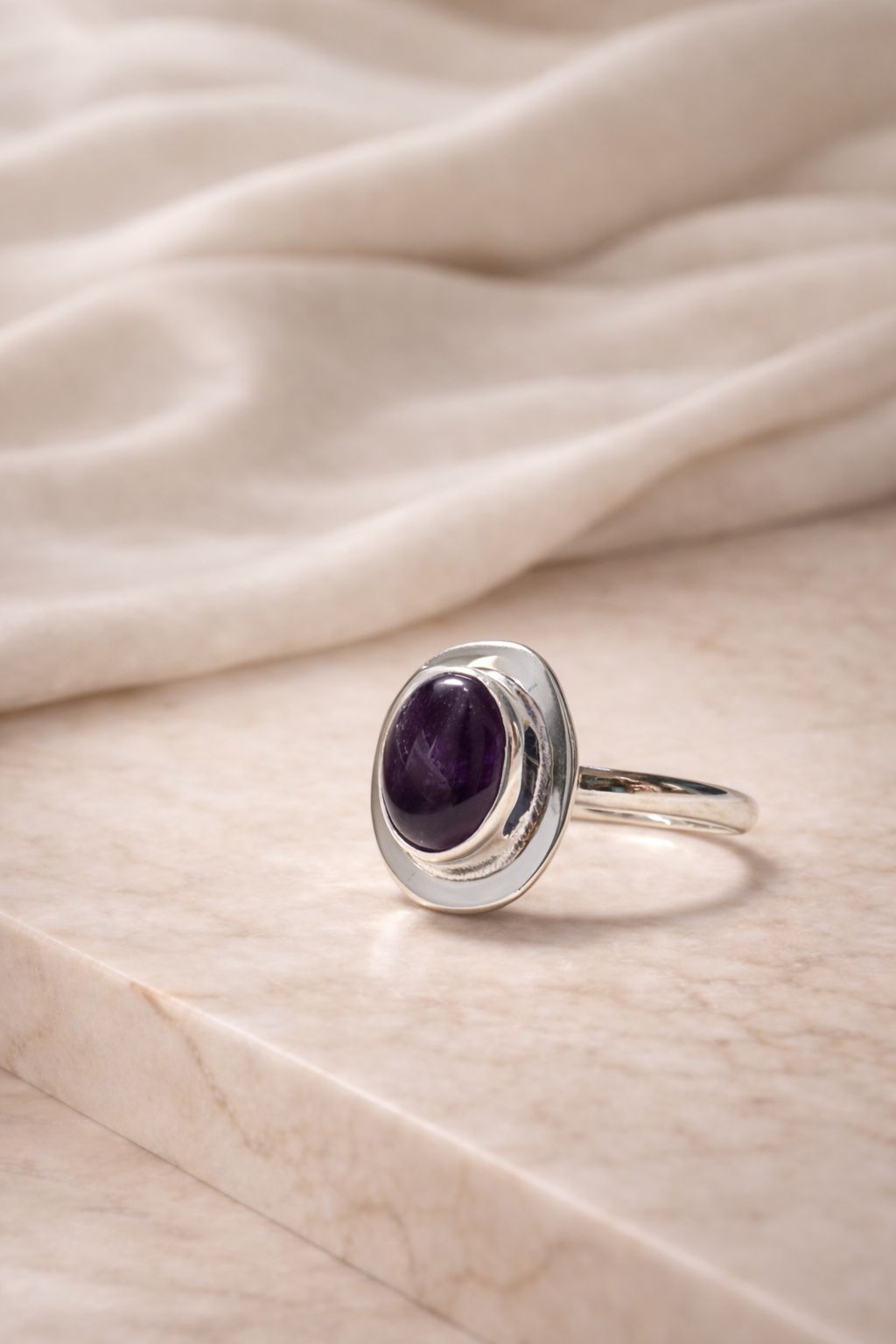 Anillo de plata con amatista y efecto reflejo