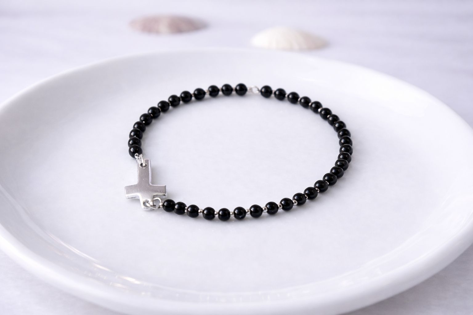Pulsera de cuentas de ónix y cruz plateada elástico