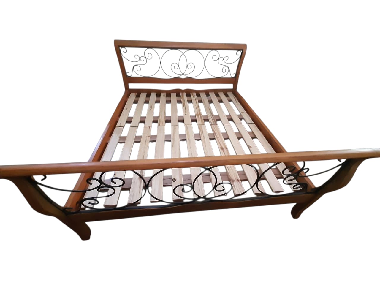 Cama de Casal Detalhe em Ferro