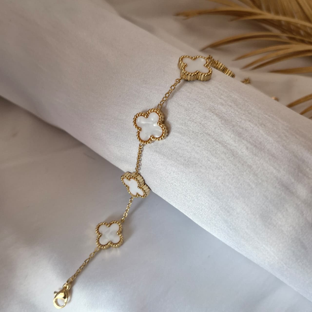 The Noir Alba Clover Bracelet