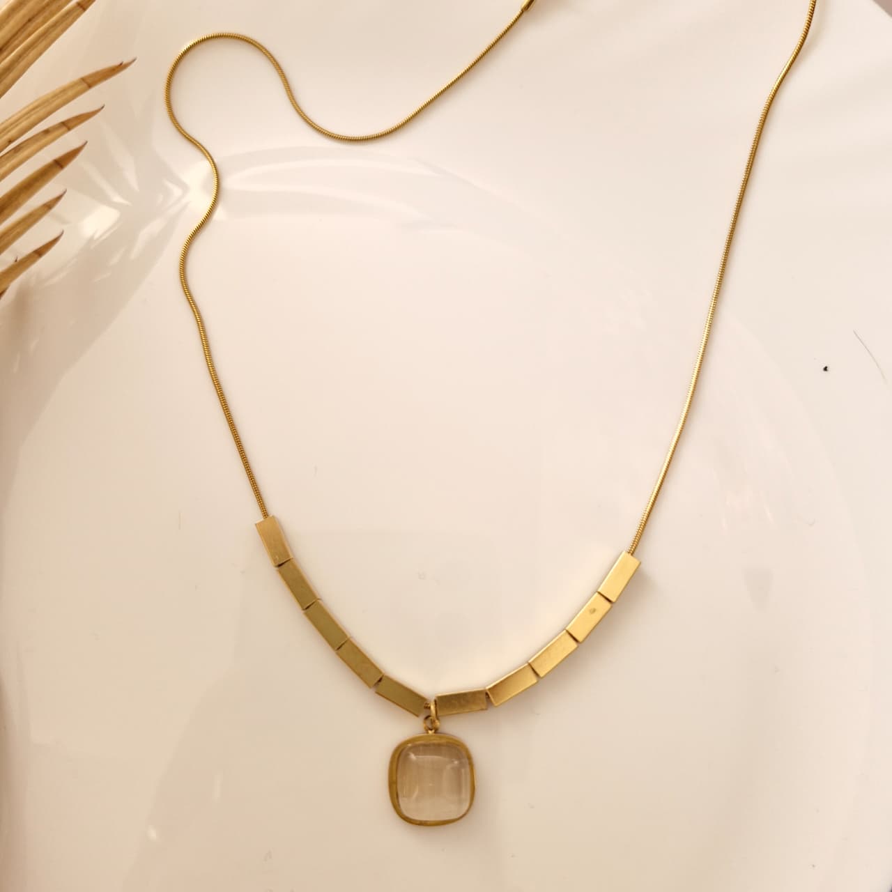 Gold minimalist pendant necklace