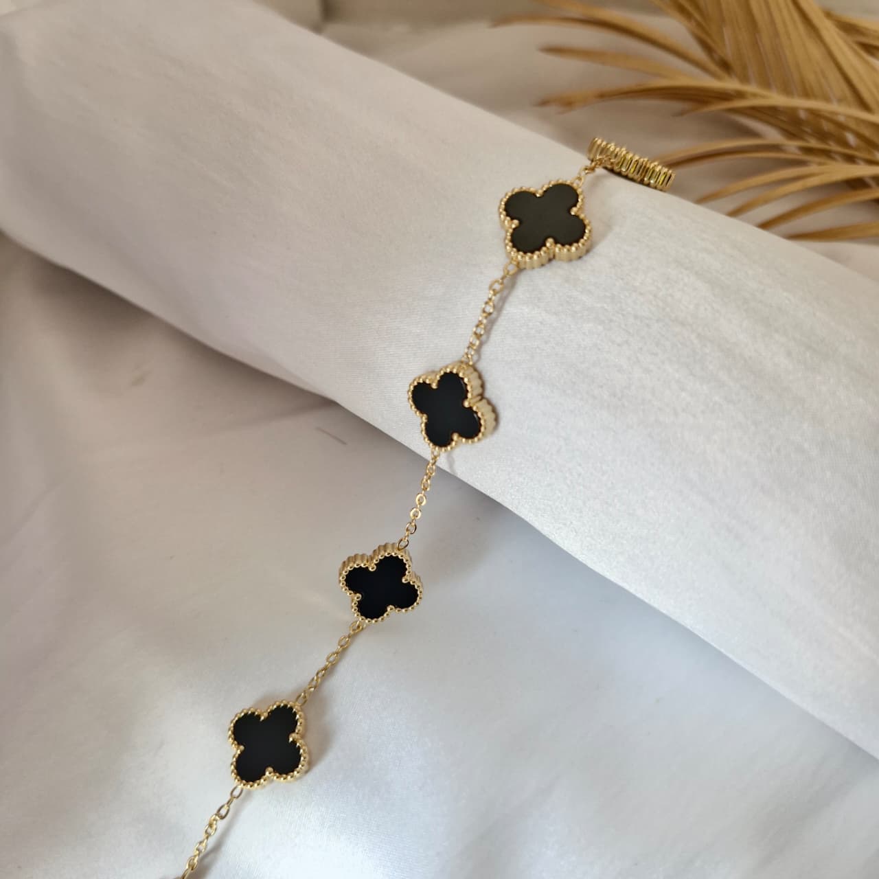 The Noir Alba Clover Bracelet