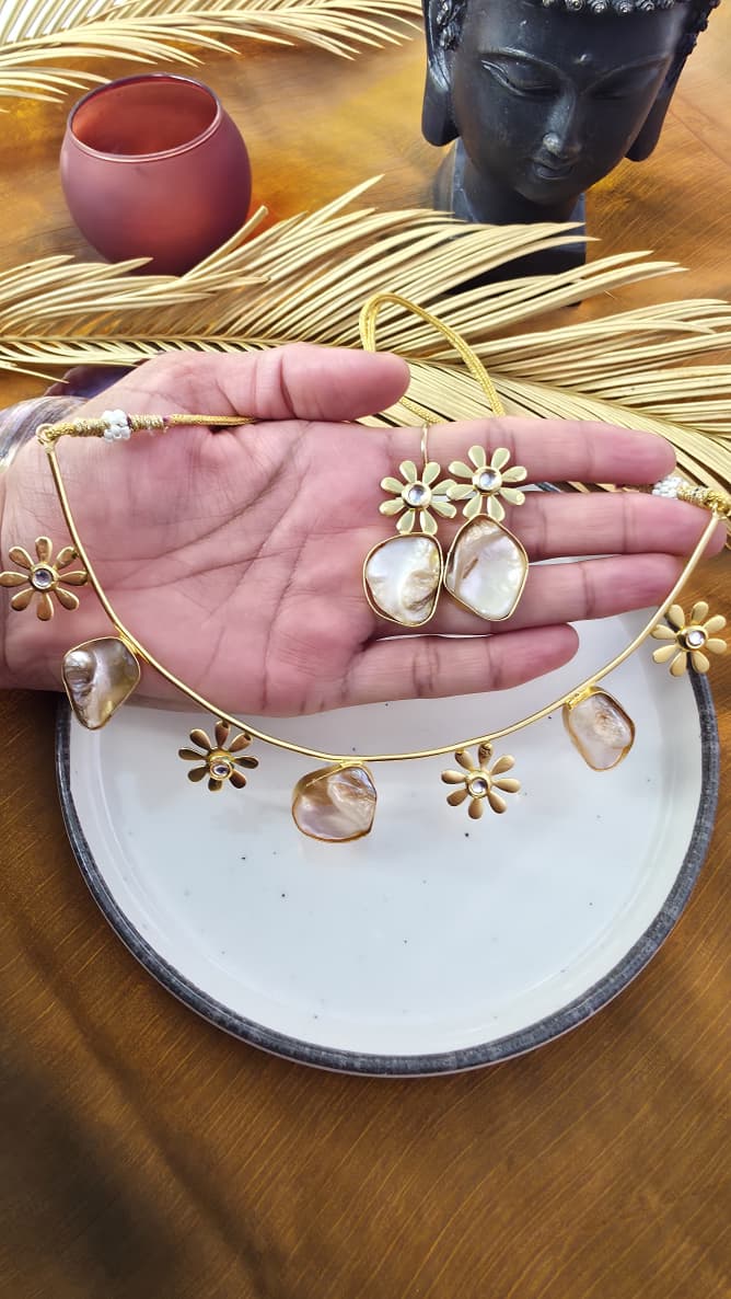 Floral Mother of Pearl Necklace Set