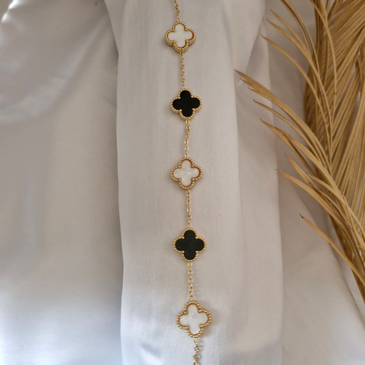 The Noir Alba Clover Bracelet