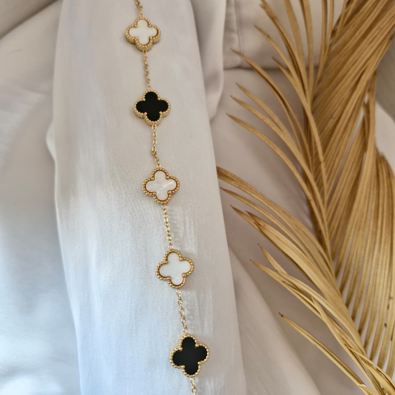 The Noir Alba Clover Bracelet