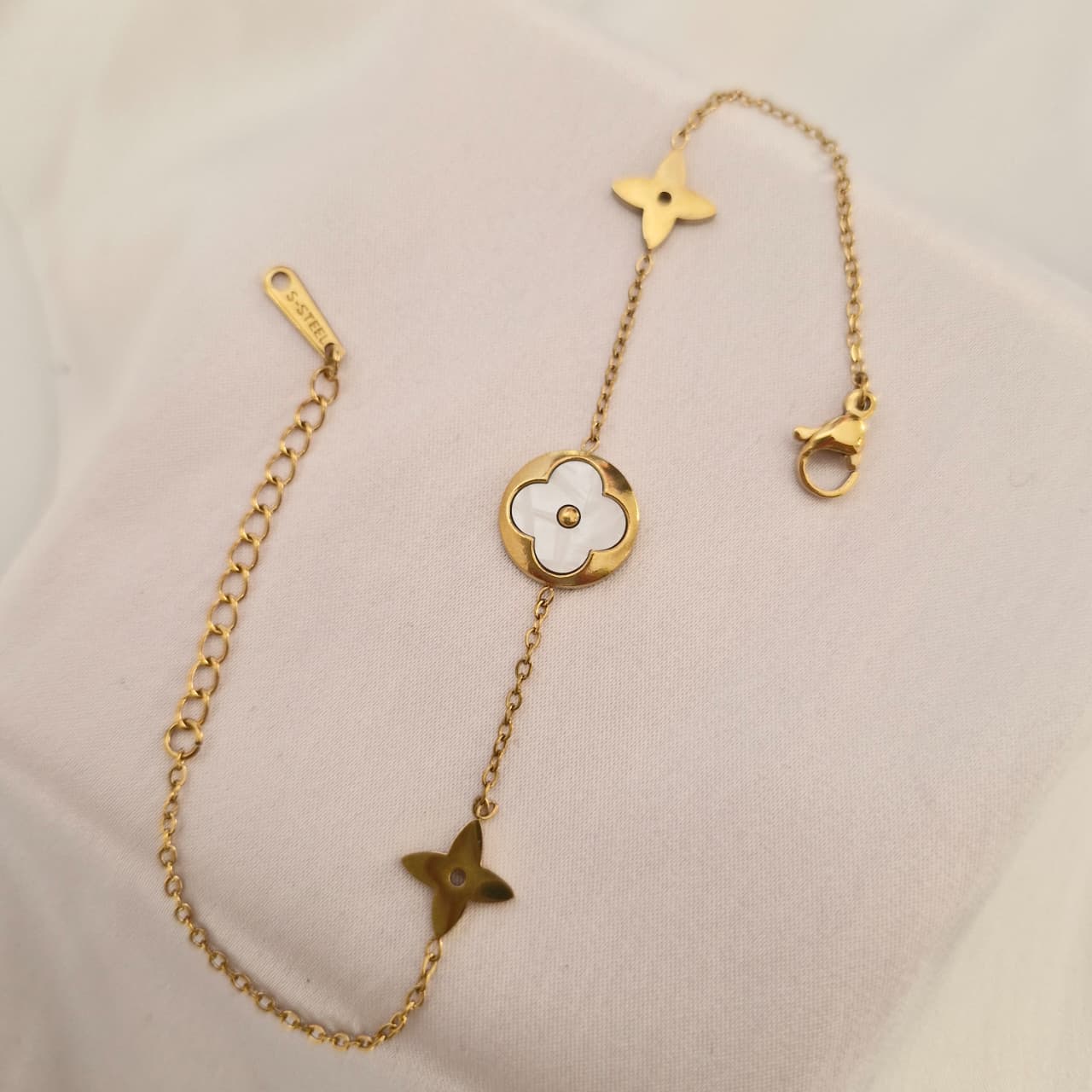 The Mother-of-Pearl Clover Bracelet