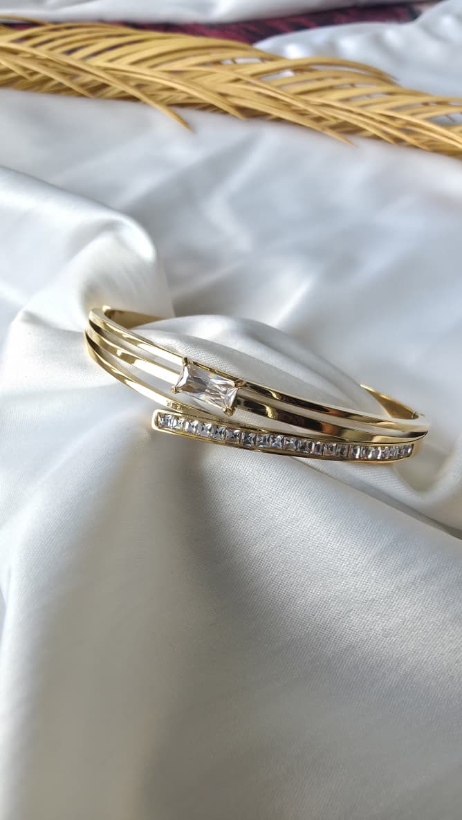 Chic designer Bracelet with crystals