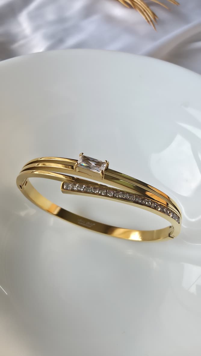 Chic designer Bracelet with crystals