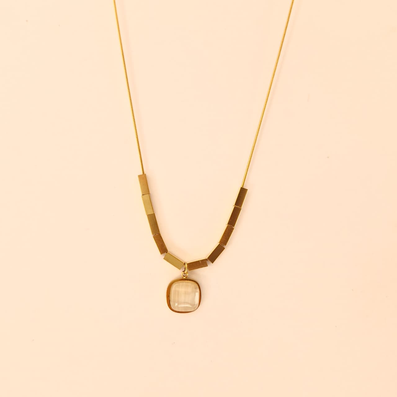 Gold minimalist pendant necklace