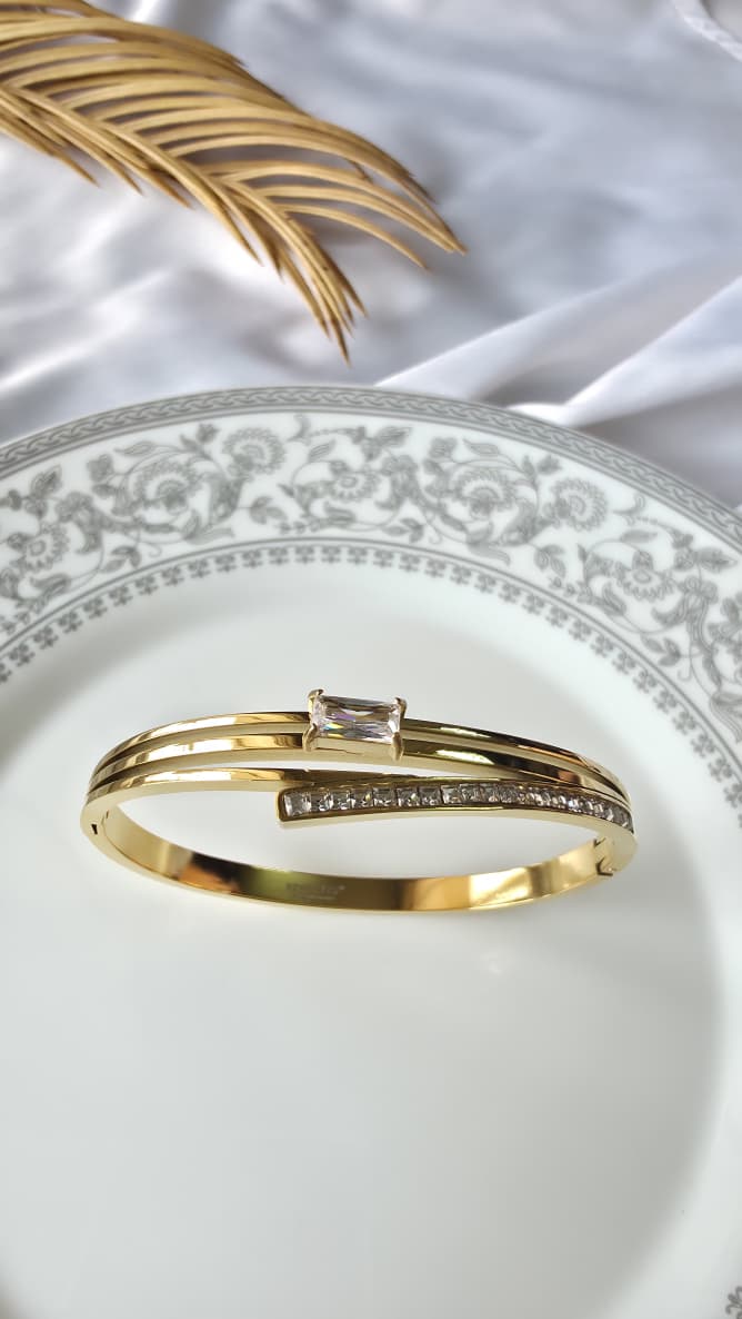 Chic designer Bracelet with crystals