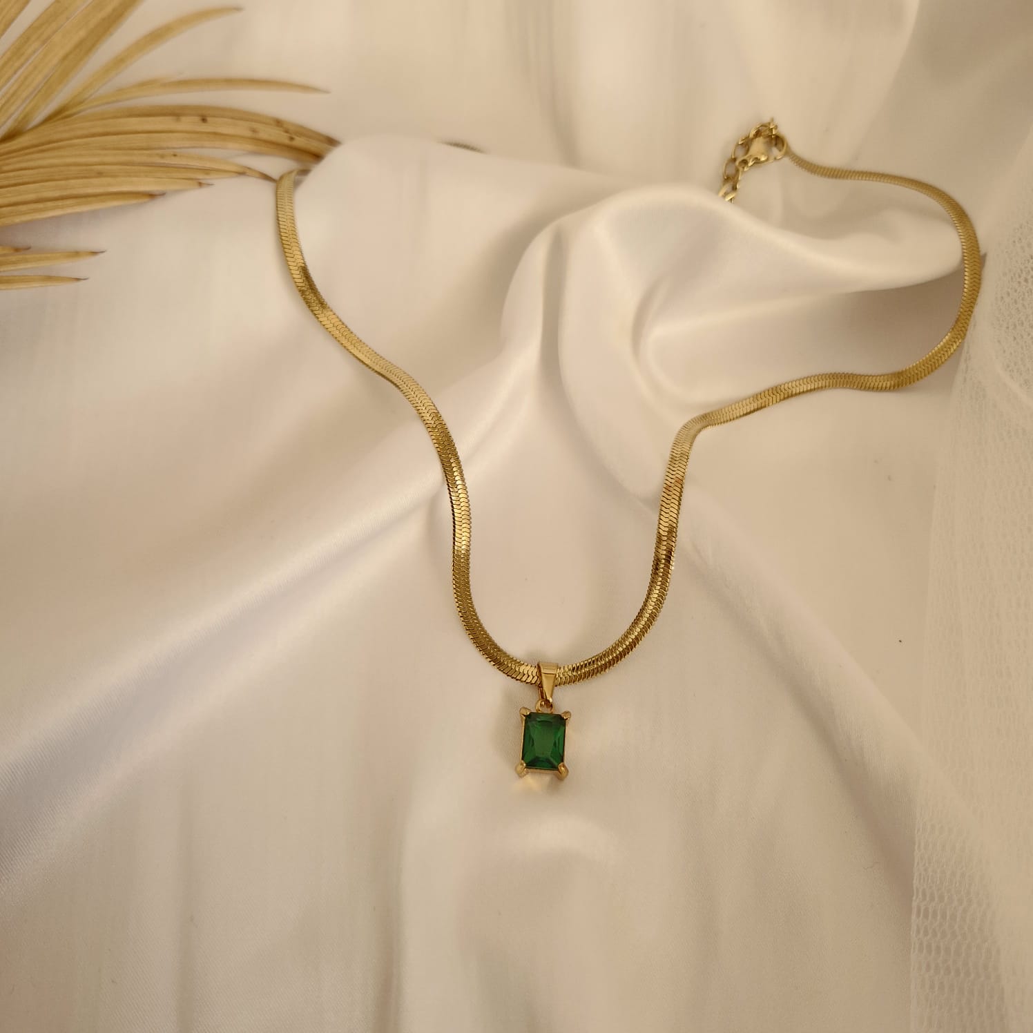 Elegant Gold Necklace with Green Gemstone Pendant