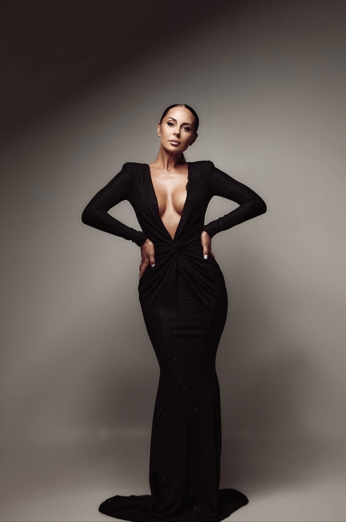 V-NECK MAXI WITH GLOVES