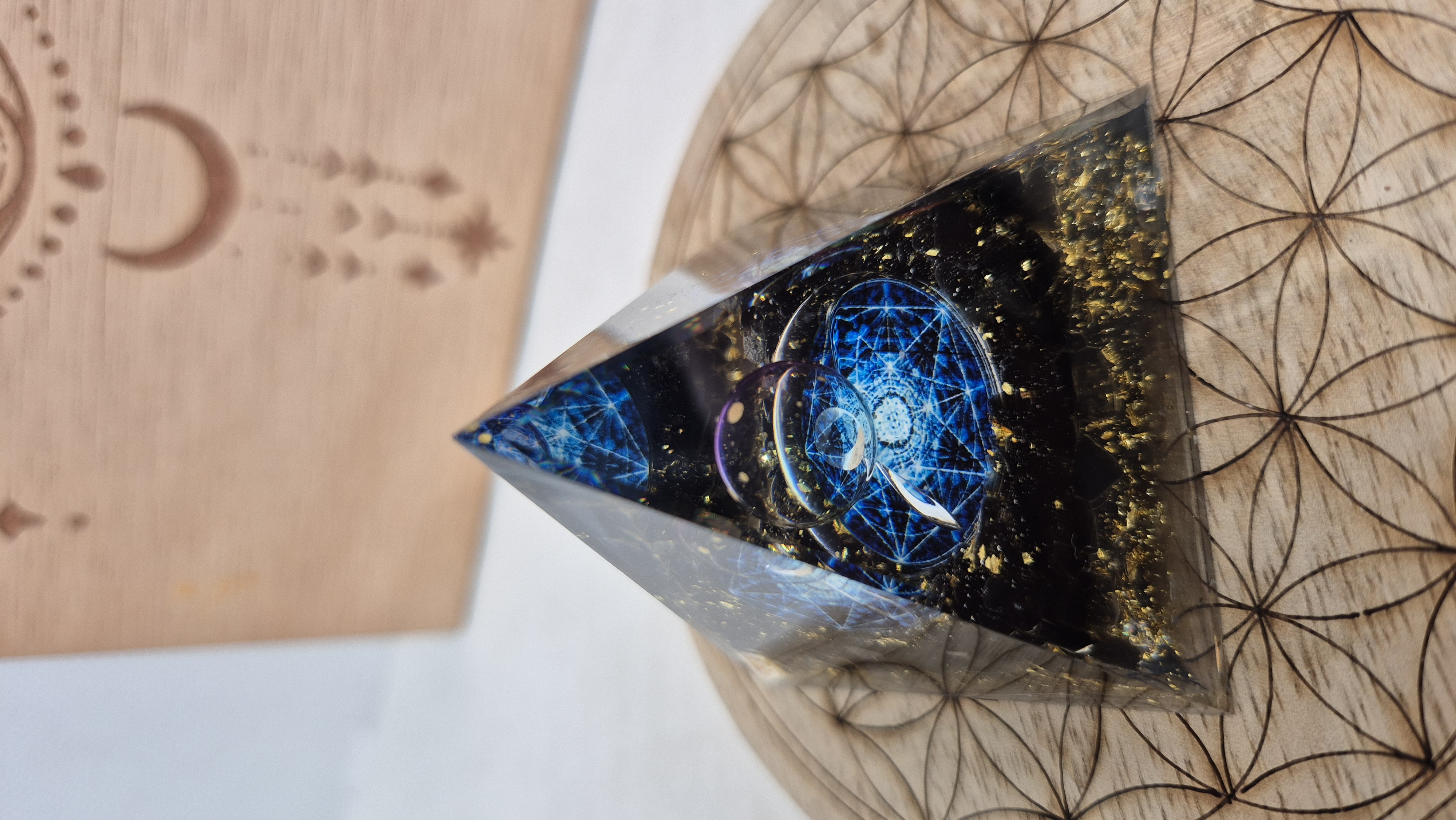 Pyramide Orgonite obsidienne