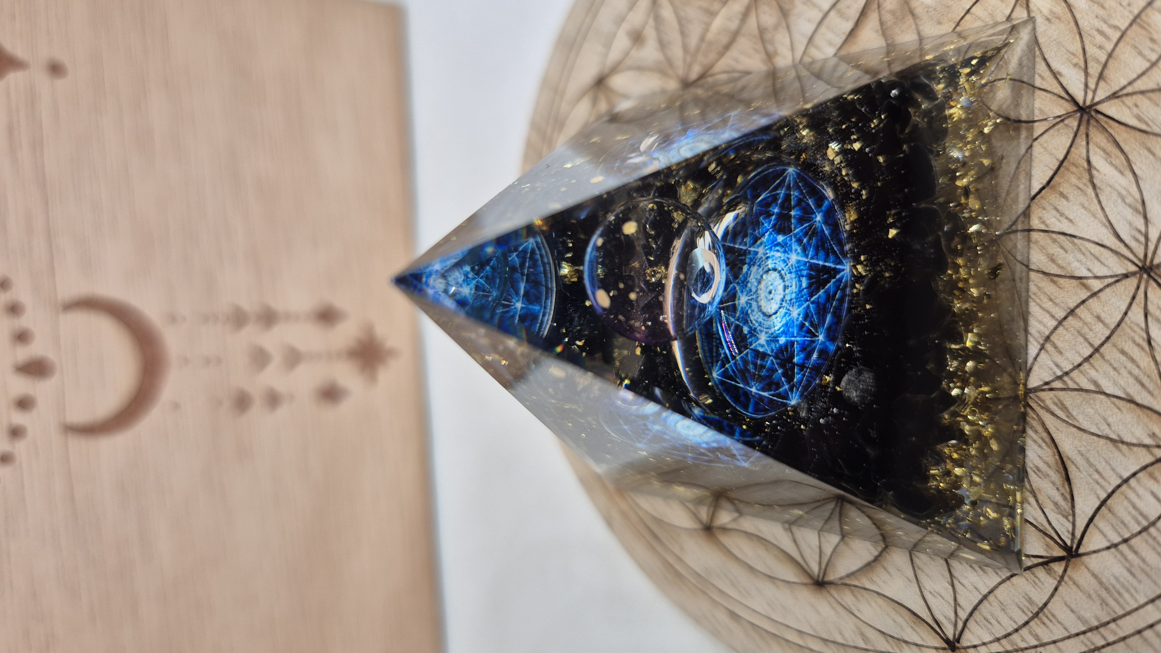 Pyramide Orgonite obsidienne