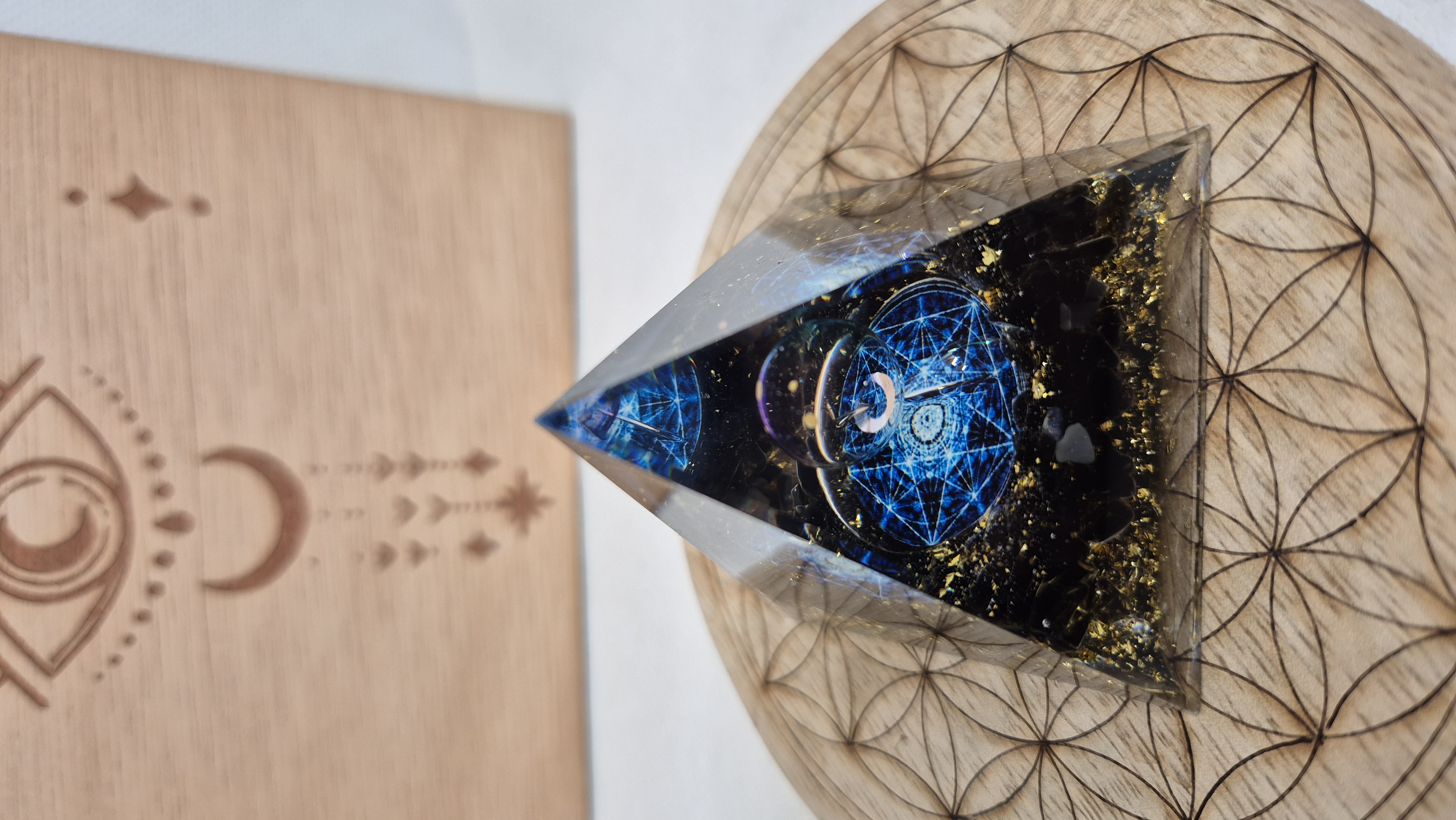 Pyramide Orgonite obsidienne