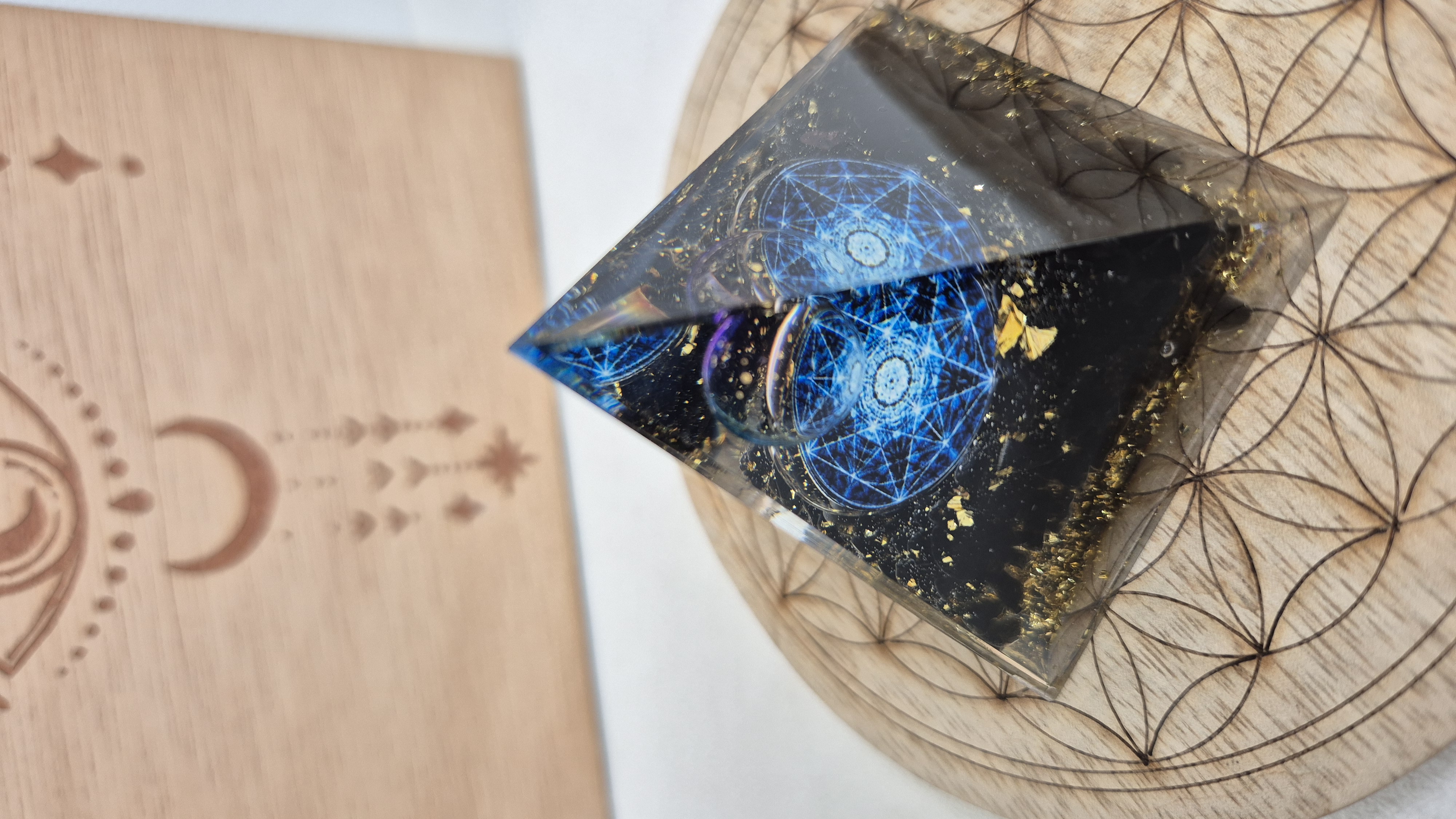 Pyramide Orgonite obsidienne