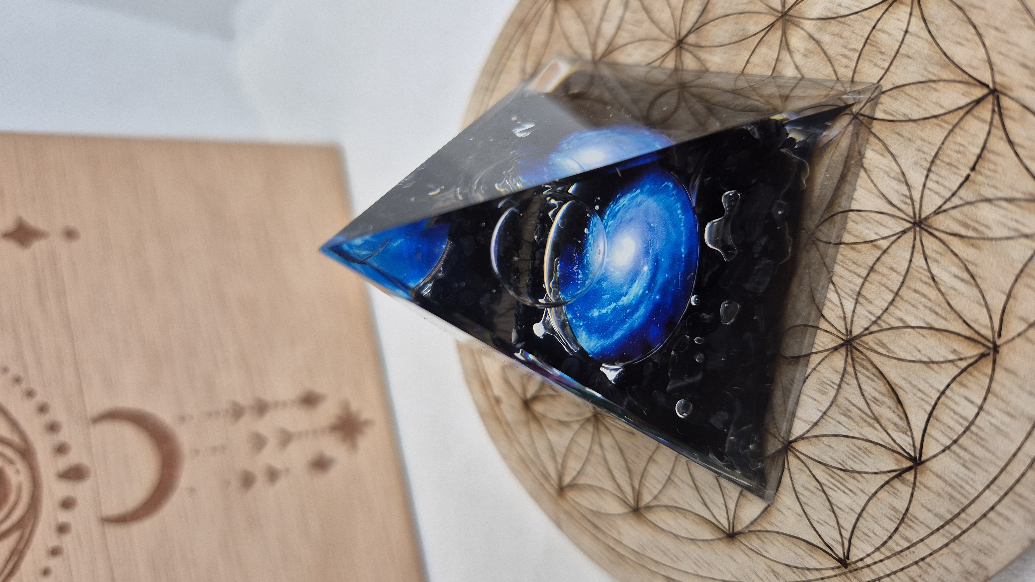 Pyramide Orgonite obsidienne