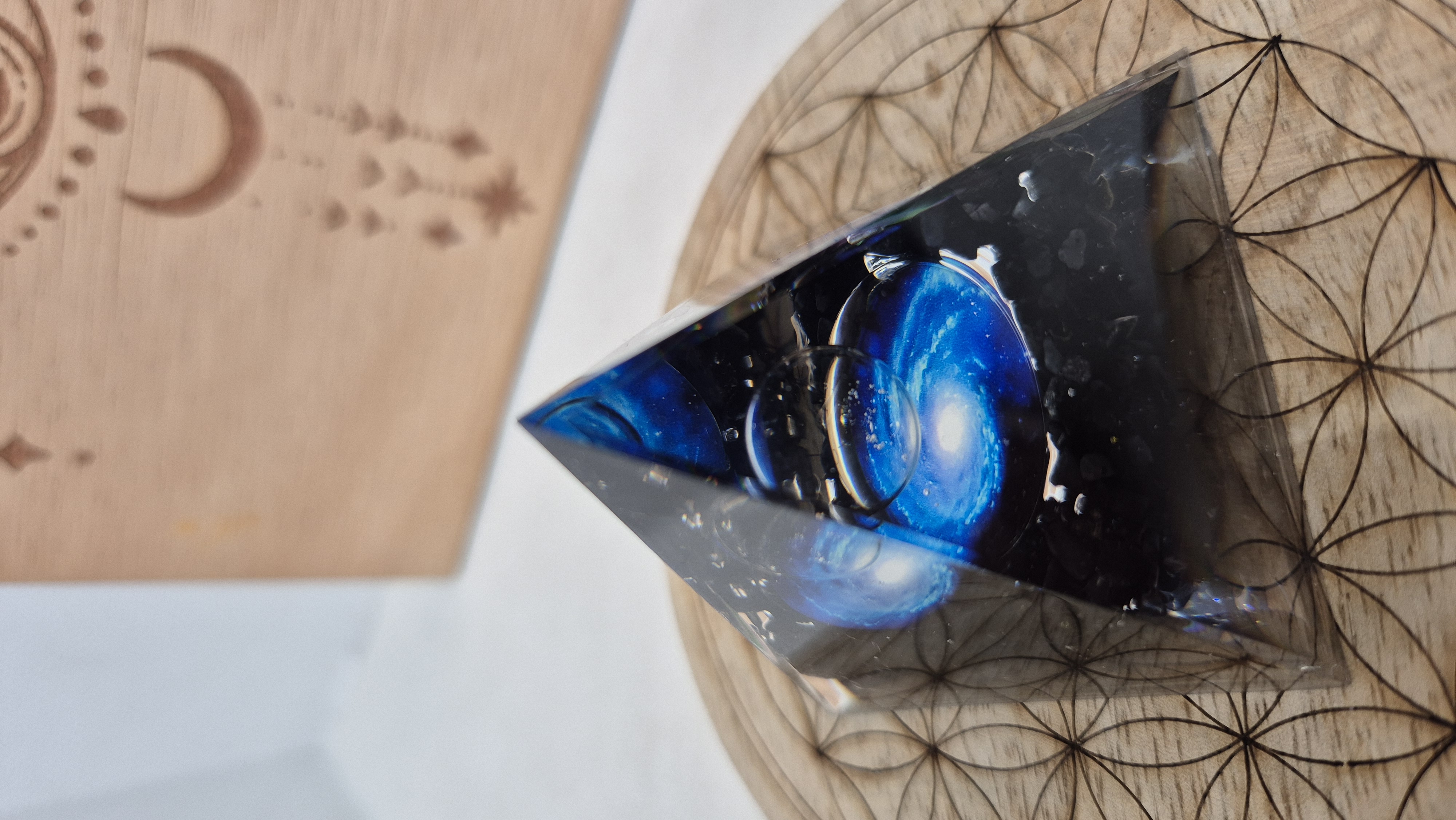 Pyramide Orgonite obsidienne