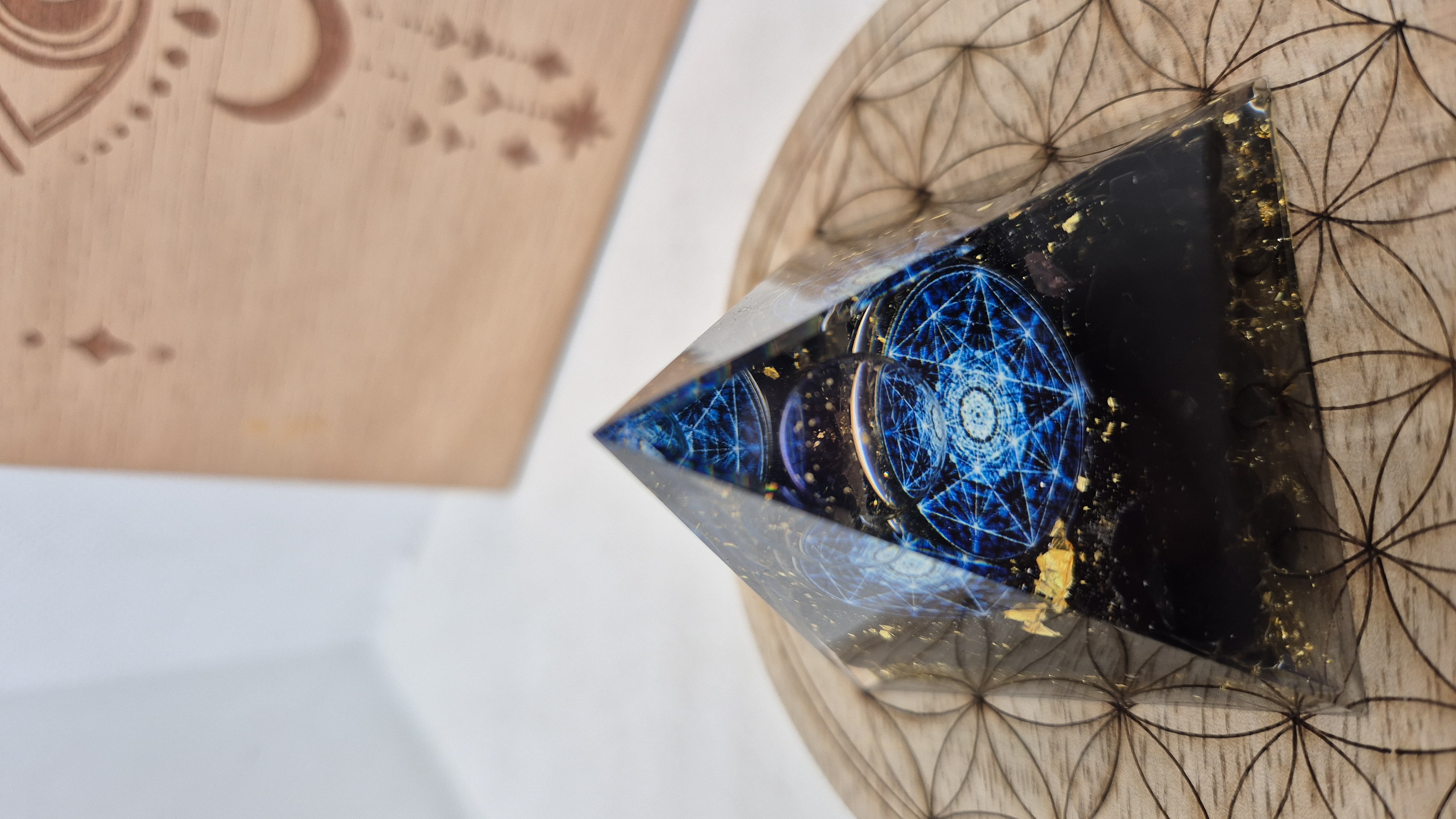 Pyramide Orgonite obsidienne