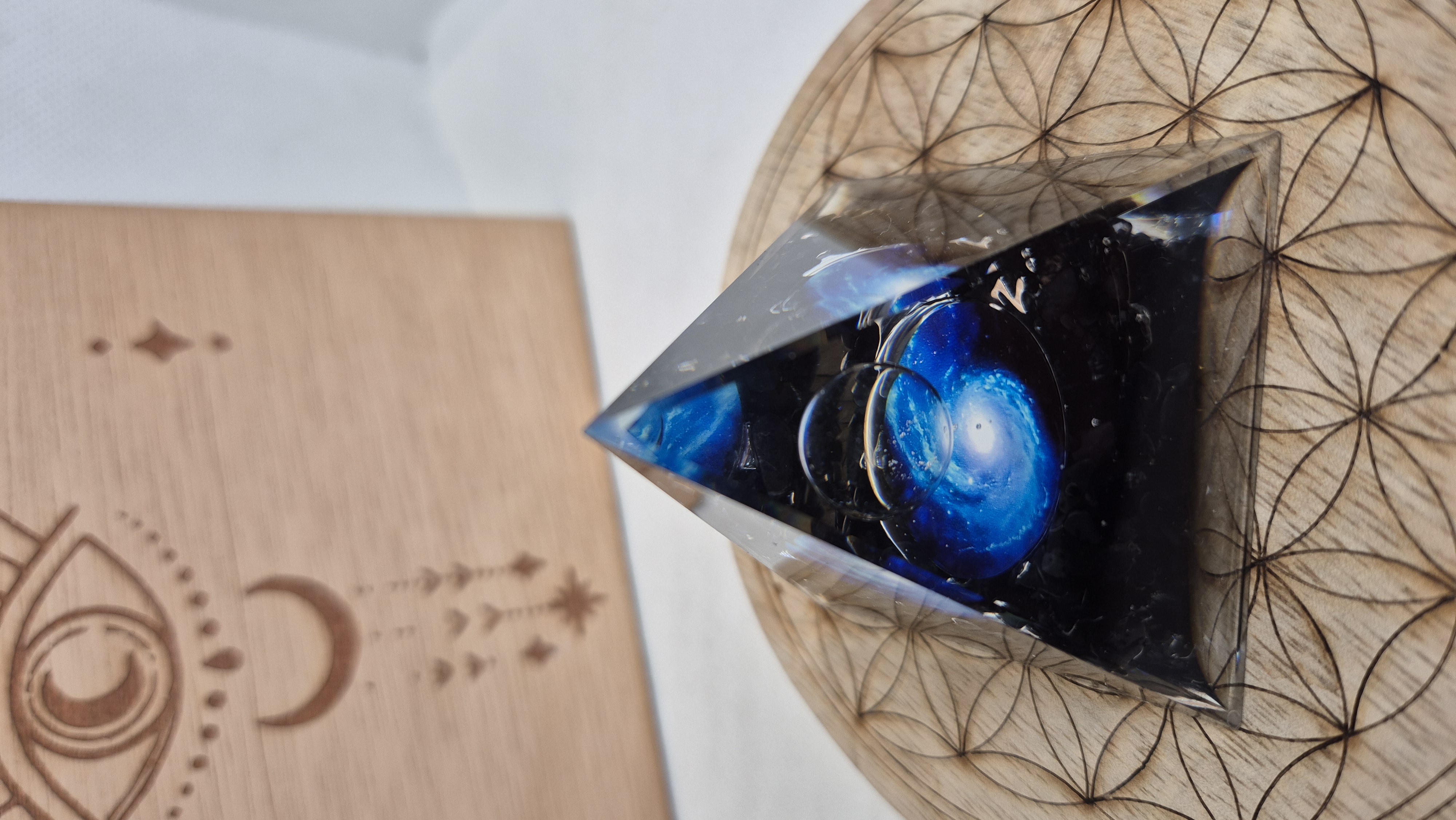 Pyramide Orgonite obsidienne