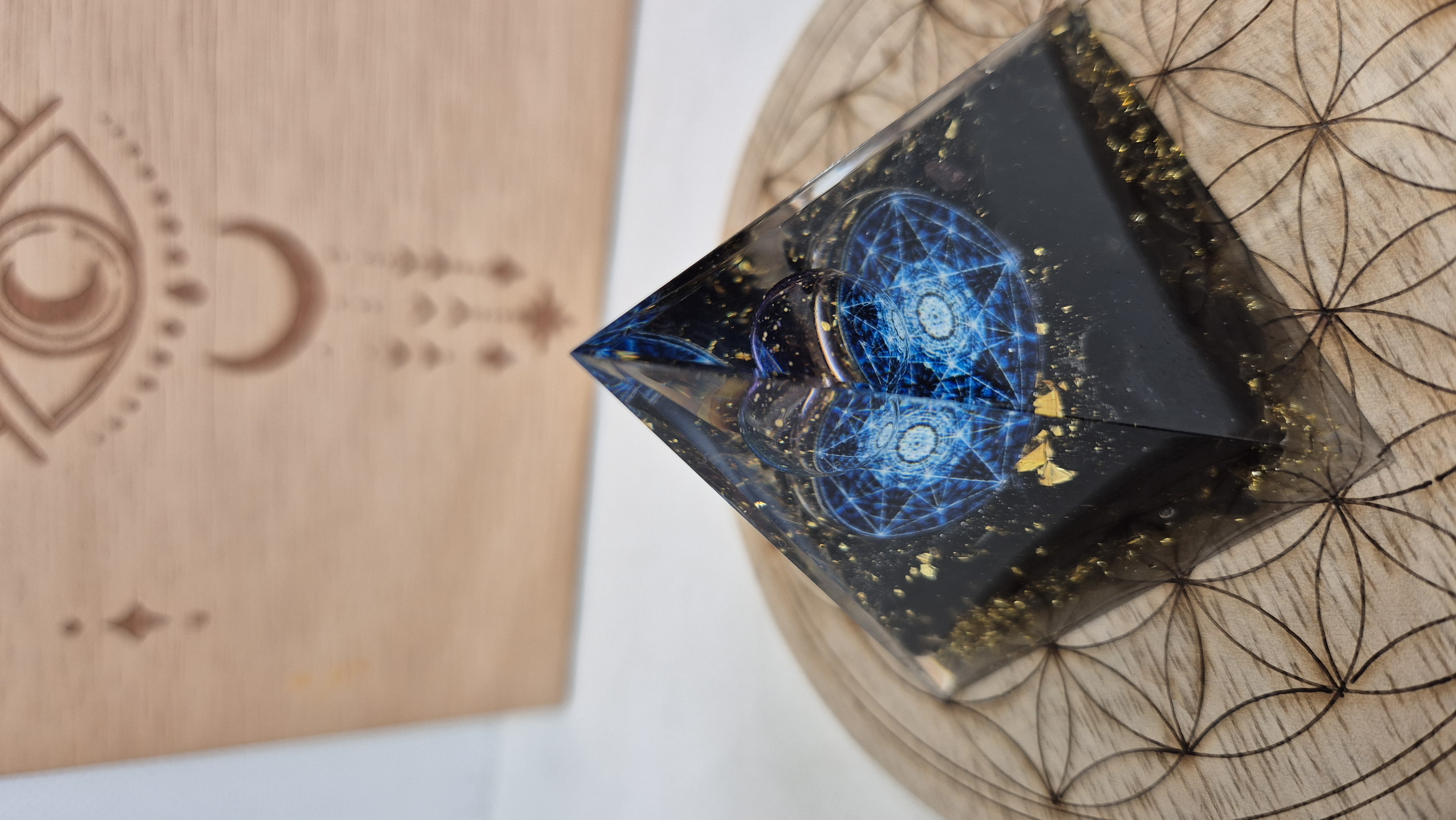 Pyramide Orgonite obsidienne