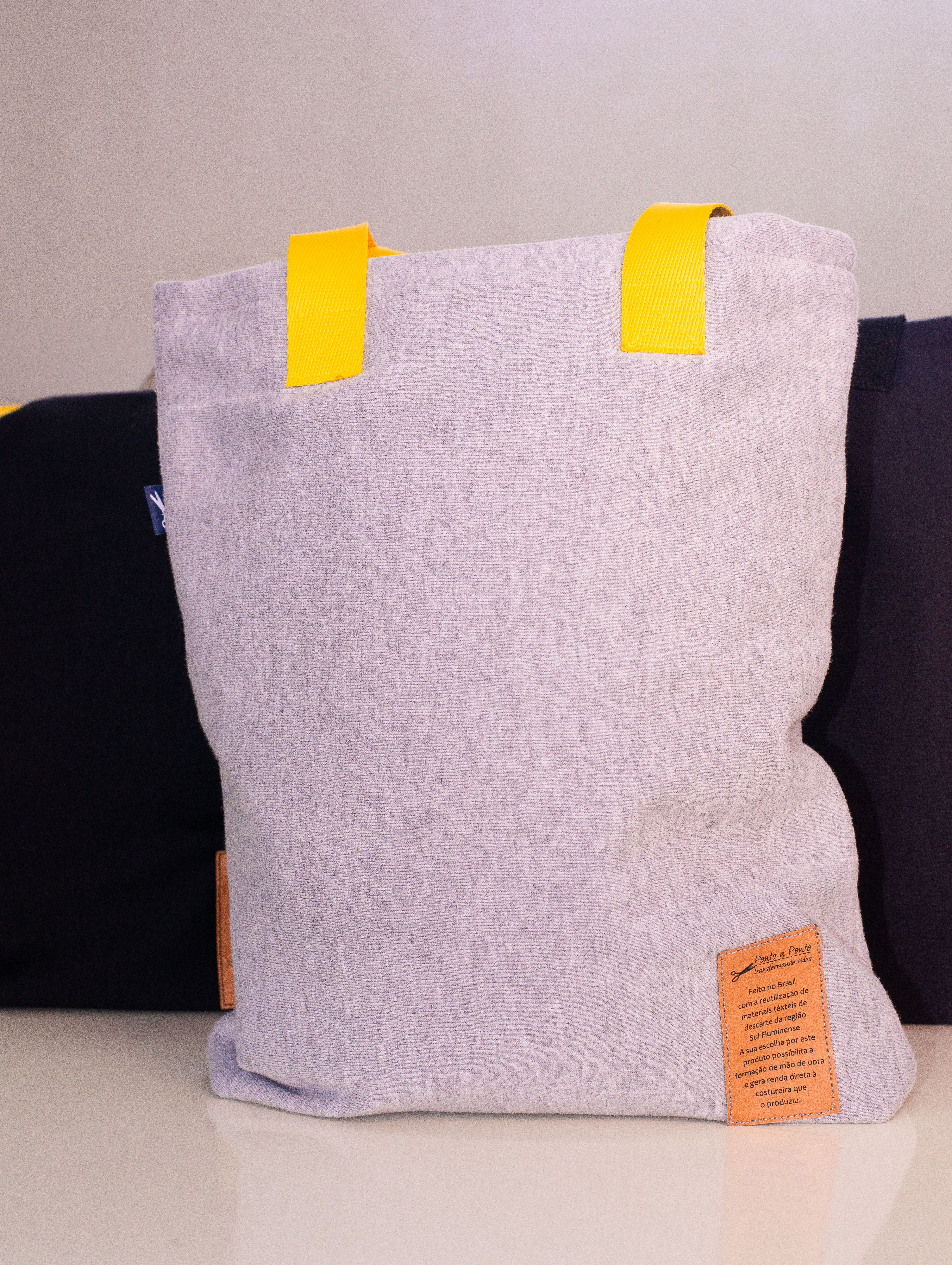 👜 Bolsa Sustentável Handmade cor cinza com alça amarela