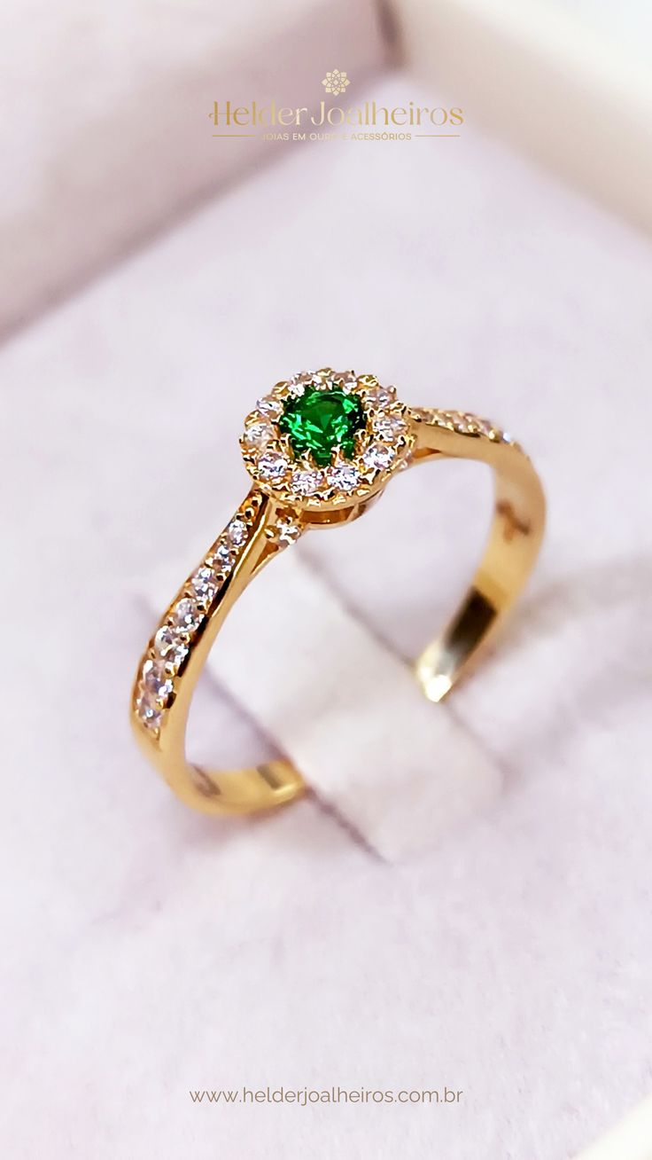 Anillo de oro con esmeralda