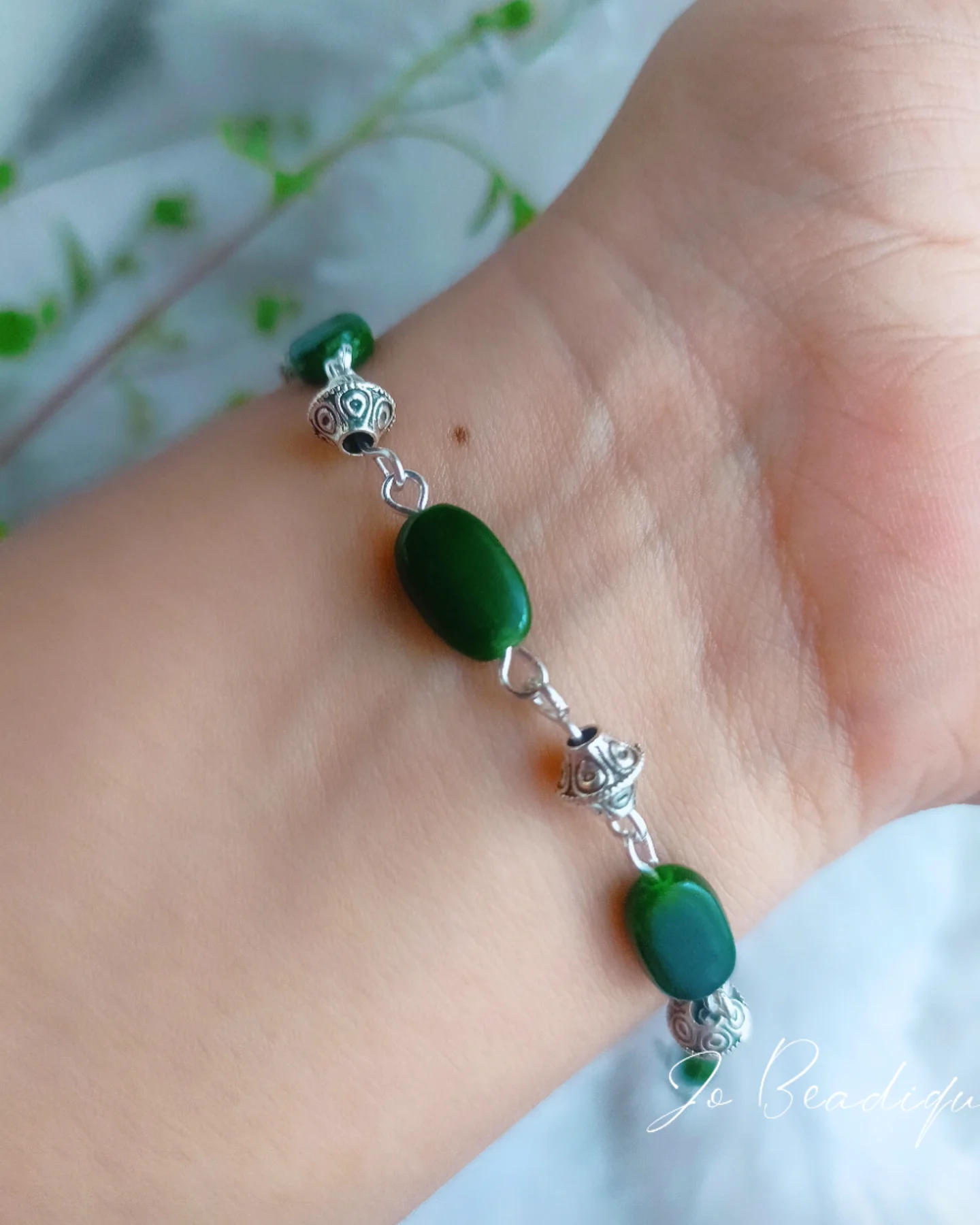 Green Jade Oval Bead Bracelet with Silver Embossed Charms – BR1001