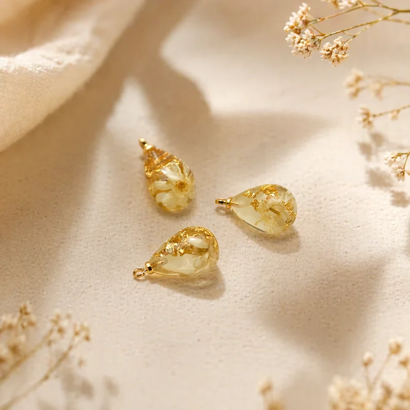 Dried flower resin pendant ( 1 pc ) C1007